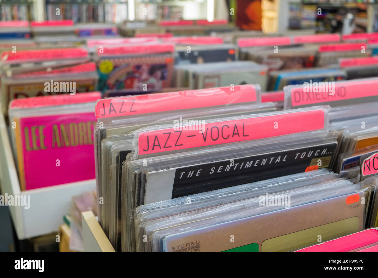 Vinyl LPs und Alben in den Regalen in einem Record Shop Interieur, England, Großbritannien Stockfoto