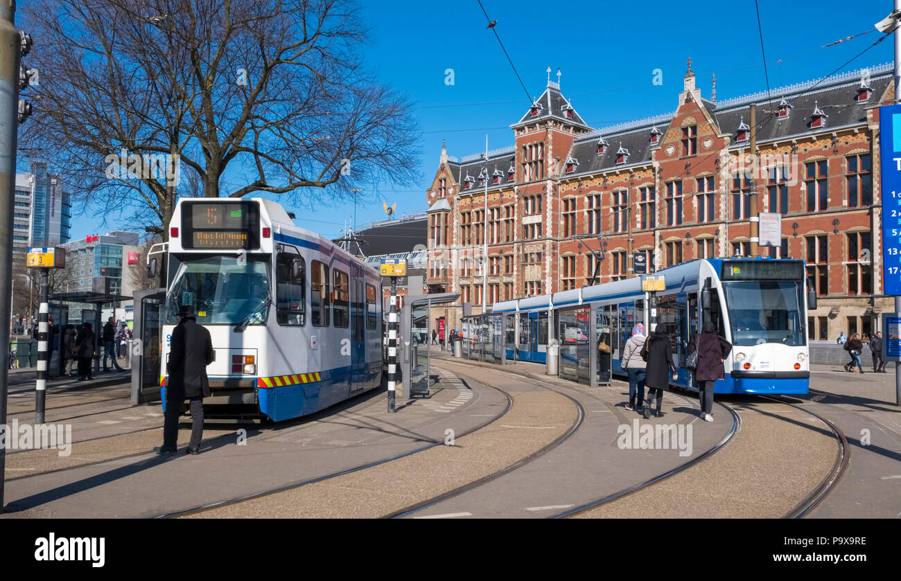 Straßenbahnen Straßenbahnen außerhalb von Amsterdam Centraal Station, Amsterdam, Niederlande, Holland, Europa Stockfoto