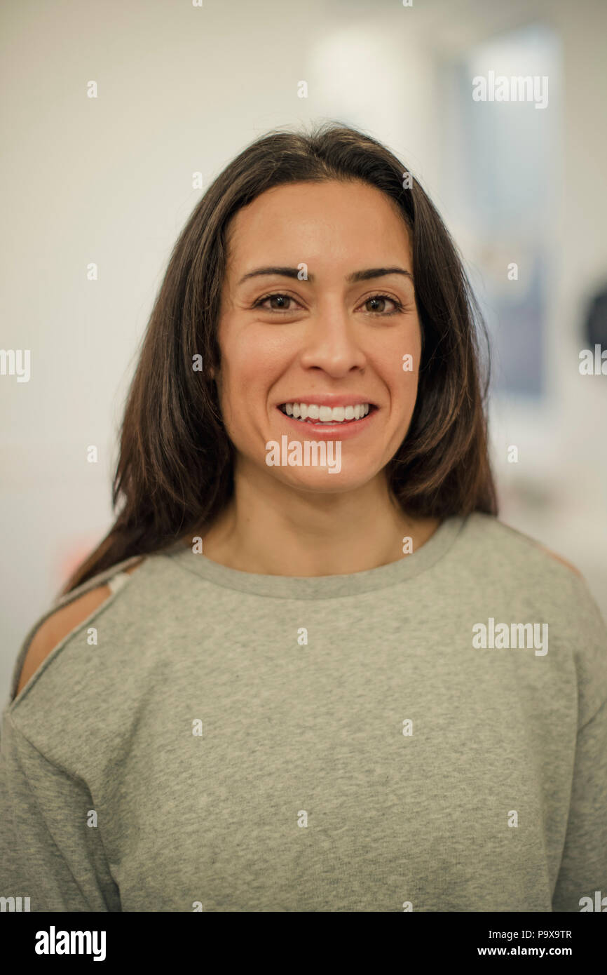 Porträt einer Mitte - Erwachsene lächelnde Frau in die Kamera schaut. Stockfoto