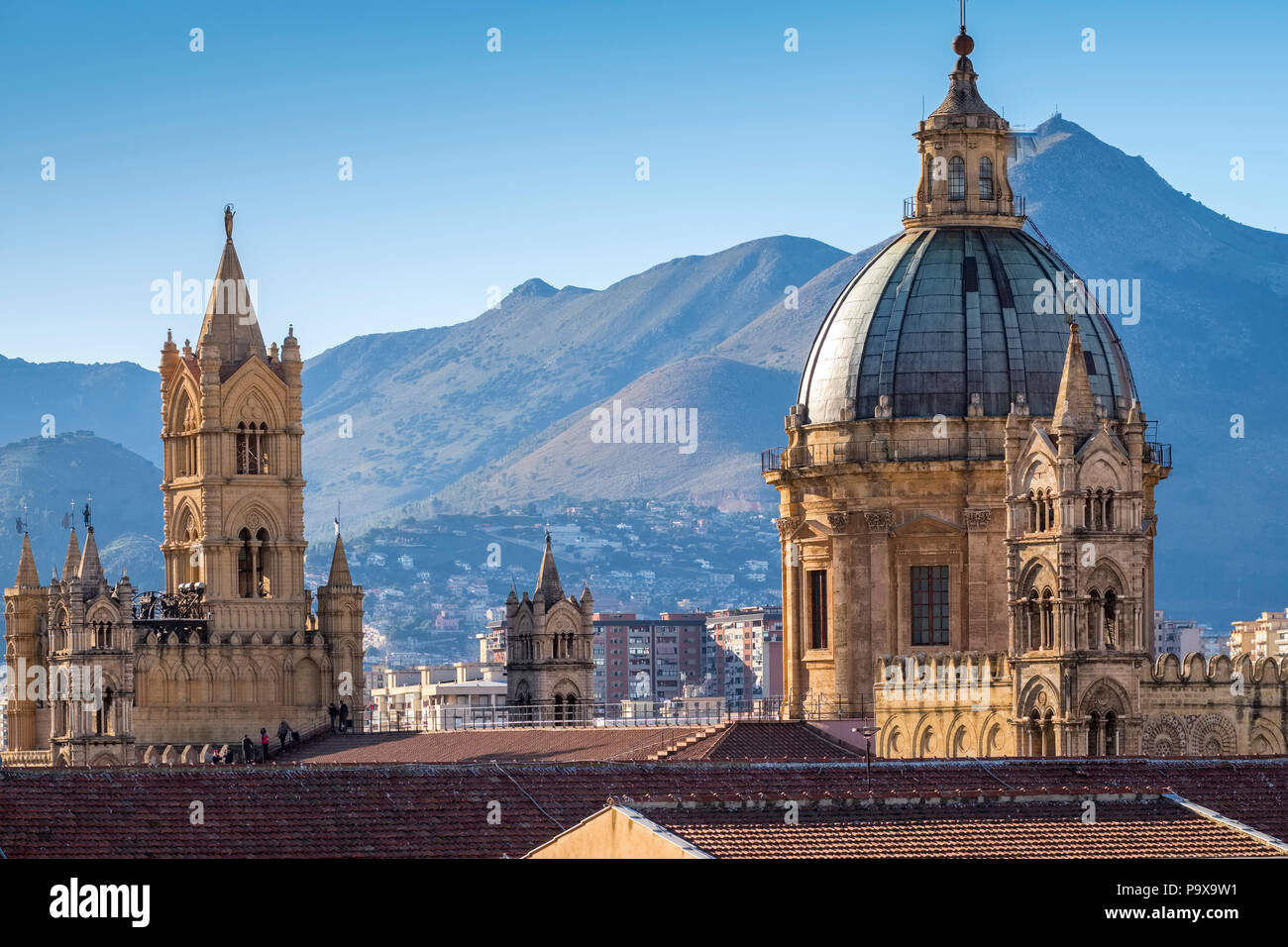 Sizilien, Italien - Skyline von Palermo, Sizilien, Europa und zeigt die Kuppel der Kathedrale von Palermo und Architektur Stockfoto