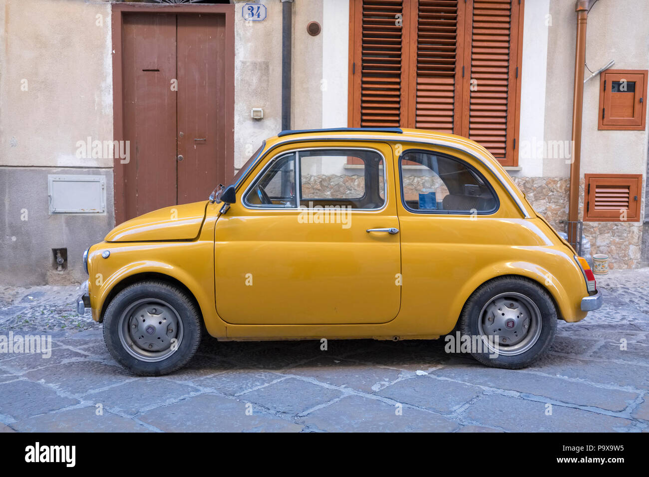 Ein Fiat 500 Auto, in Cefalu, Sizilien, Italien, Europa Stockfoto