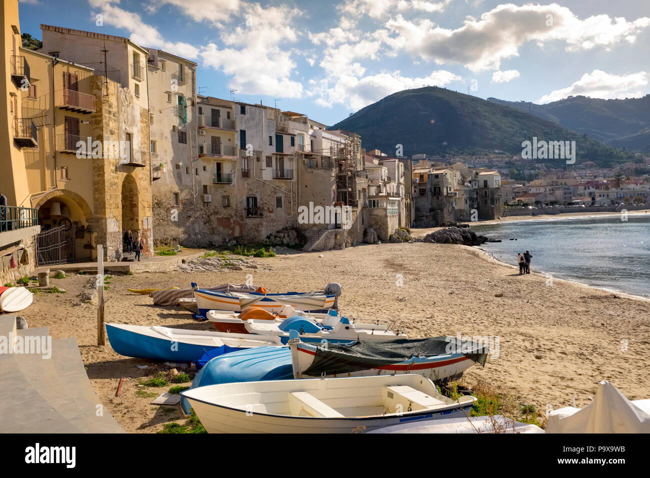 Sizilien, Italien - Strand mit der mittelalterlichen Häuser der Fischer an der Küste in Cefalu, Sizilien Stockfoto