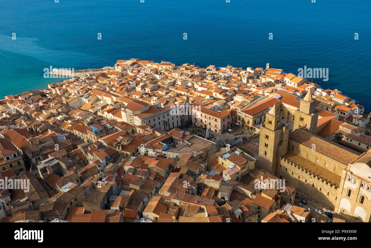 Sizilien, Italien, Europa - Luftbild der historischen Kathedrale von Cefalù und rote Dächer, Cefalu, Sizilien Stockfoto