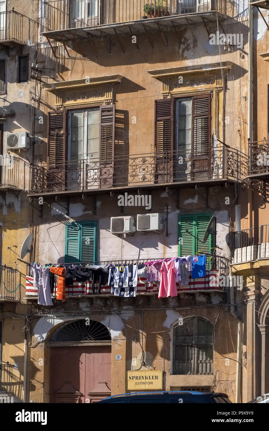 Sizilien, Palermo - ein altes Appartementhaus mit Wäsche aufhängen in Palermo, Sizilien, Italien, Europa Stockfoto