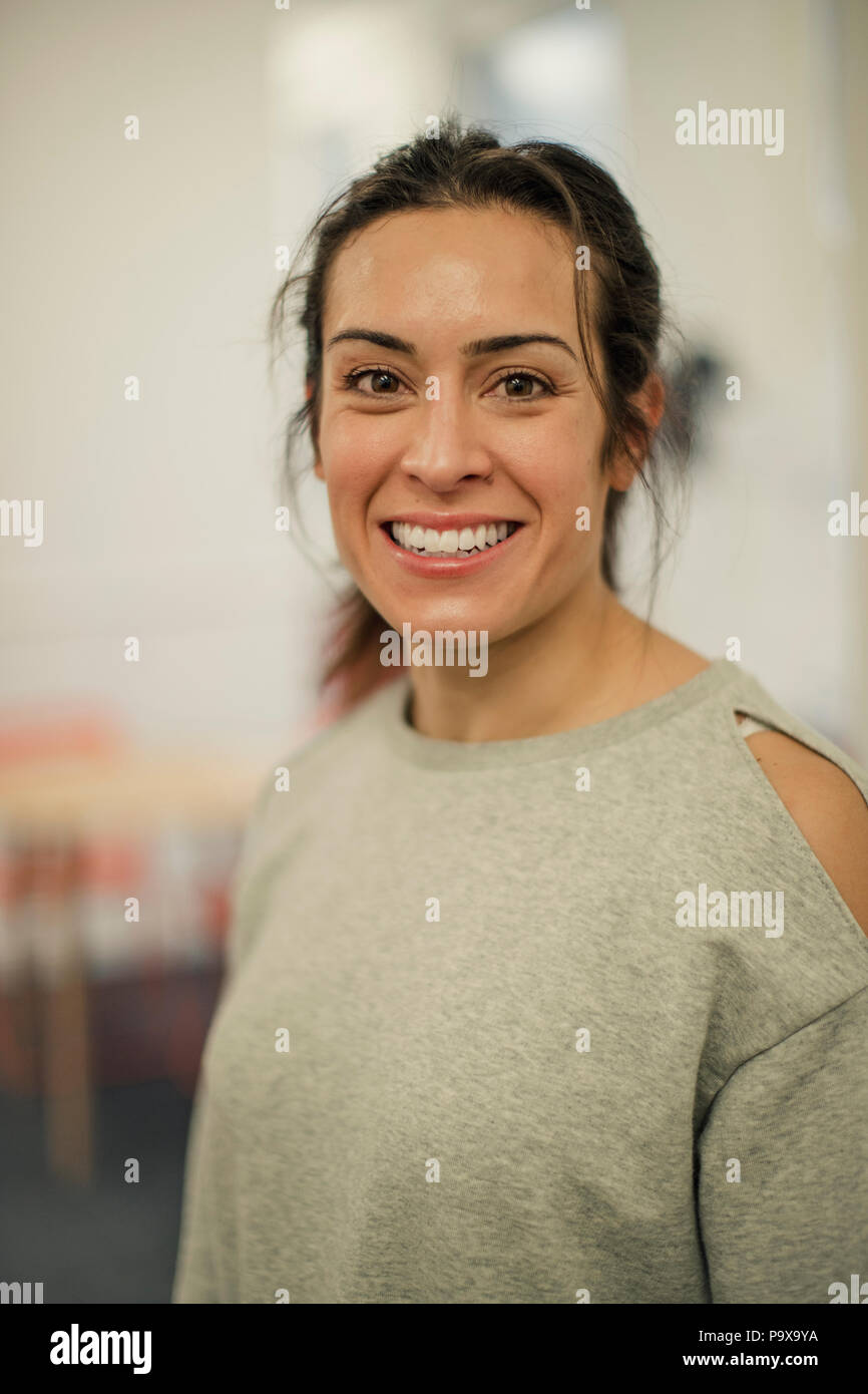 Porträt einer Mitte - Erwachsene lächelnde Frau in die Kamera schaut. Stockfoto