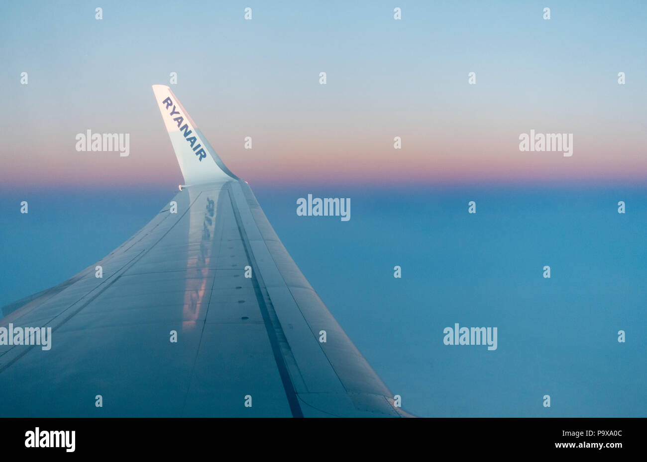 Blick über die Flügel von Ryanair Fensterplatz Stockfoto