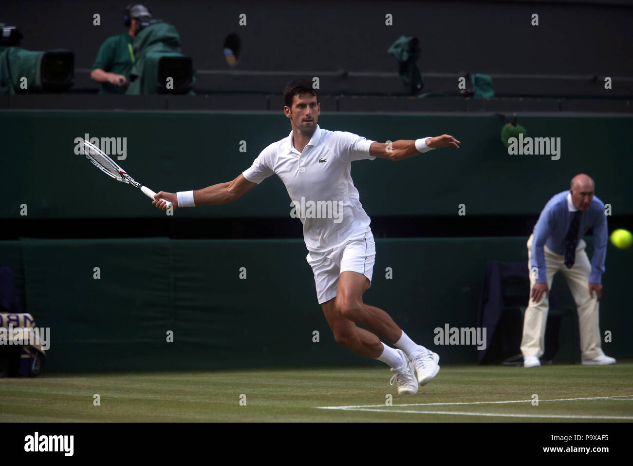 London, England - Juli 7, 2018. Wimbledon Tennis: Novak Djokovic während seiner dritten Runde Spiel gegen Großbritanniens Kyle Edmund auf dem Center Court in Wimbledon. Stockfoto