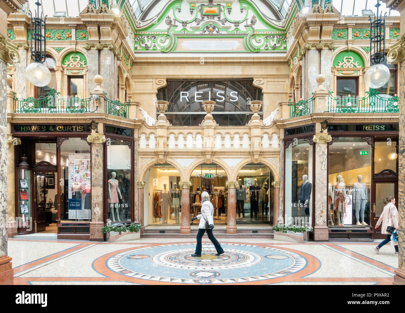 Einkaufen in Victoria Quarter, Grafschaft Arcade in Leeds City Centre. Leeds, Yorkshire, England. Großbritannien Stockfoto