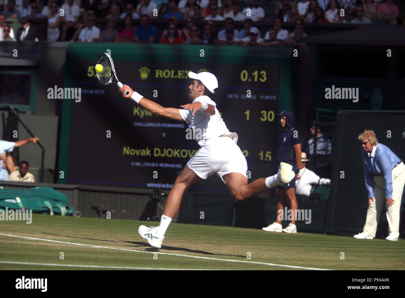 London, England - Juli 7, 2018. Wimbledon Tennis: Novak Djokovic während seiner dritten Runde Spiel gegen Großbritanniens Kyle Edmund auf dem Center Court in Wimbledon. Stockfoto