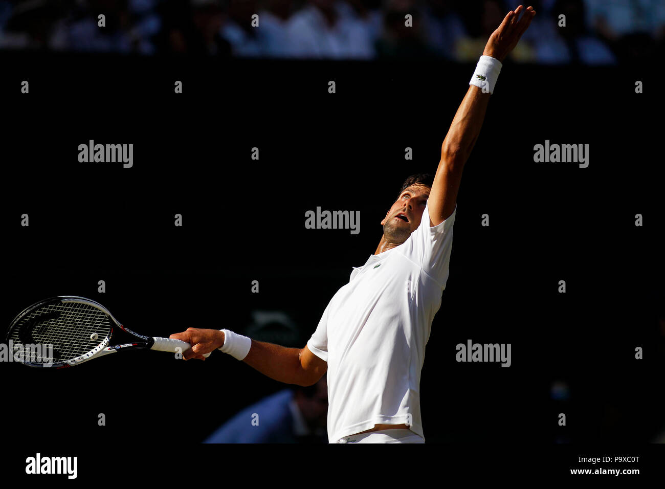 London, England - Juli 7, 2018. Wimbledon Tennis: Novak Djokovic während seiner dritten Runde Spiel gegen Großbritanniens Kyle Edmund auf dem Center Court in Wimbledon. Stockfoto