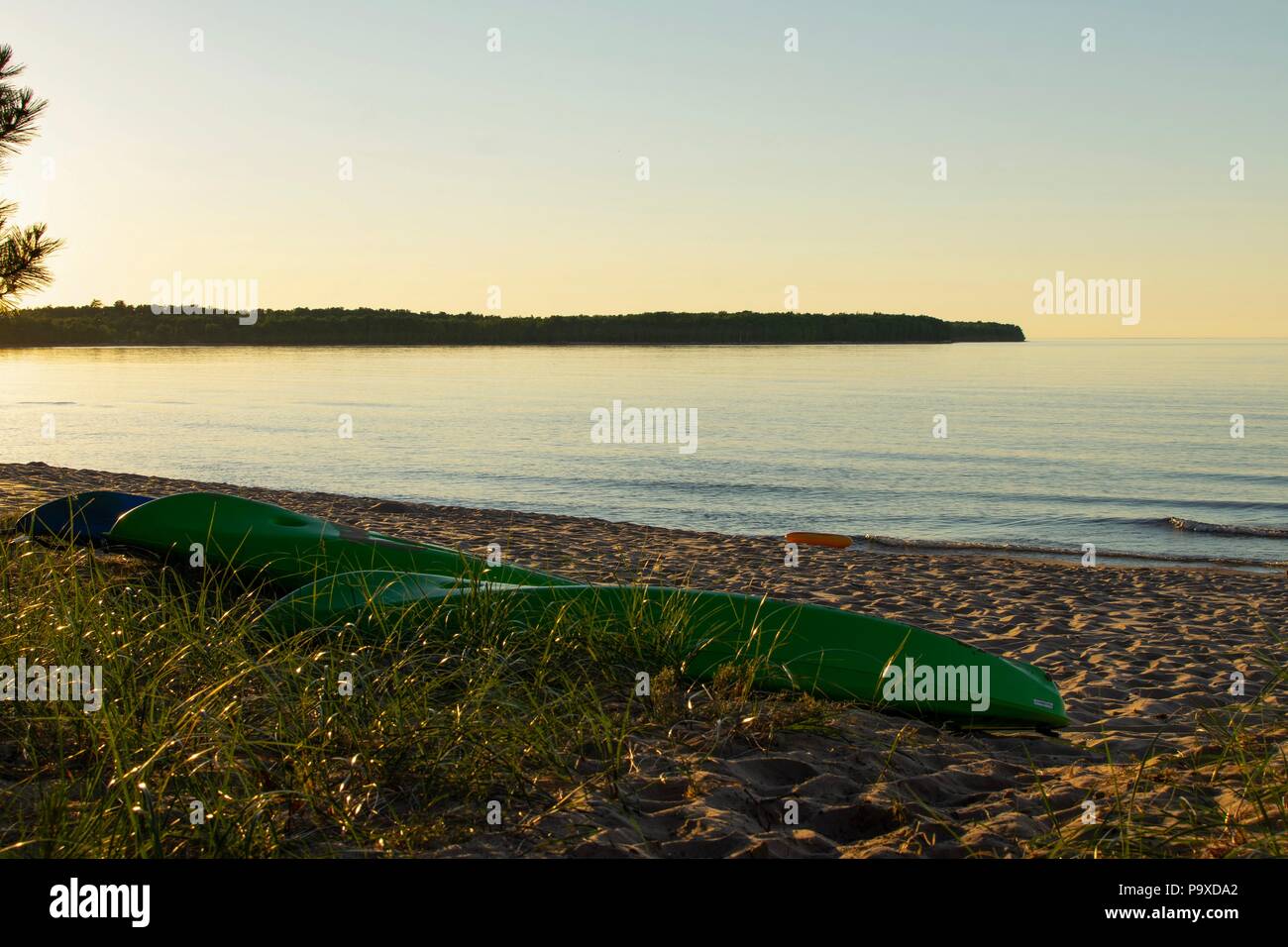 Sonnenuntergang Blick auf Lake Superior im Sommer Stockfoto