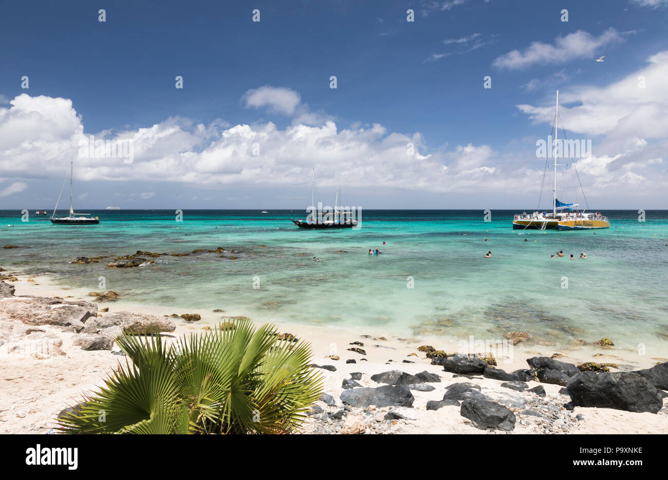 Boca Catalina Beach, Aruba, Karibik. Ein Haltepunkt für Boote gefüllt mit Touristen zum Schwimmen. Stockfoto