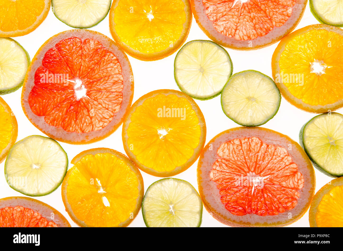 Schichten von Zitrusfrüchten auf weißem Hintergrund Stockfoto
