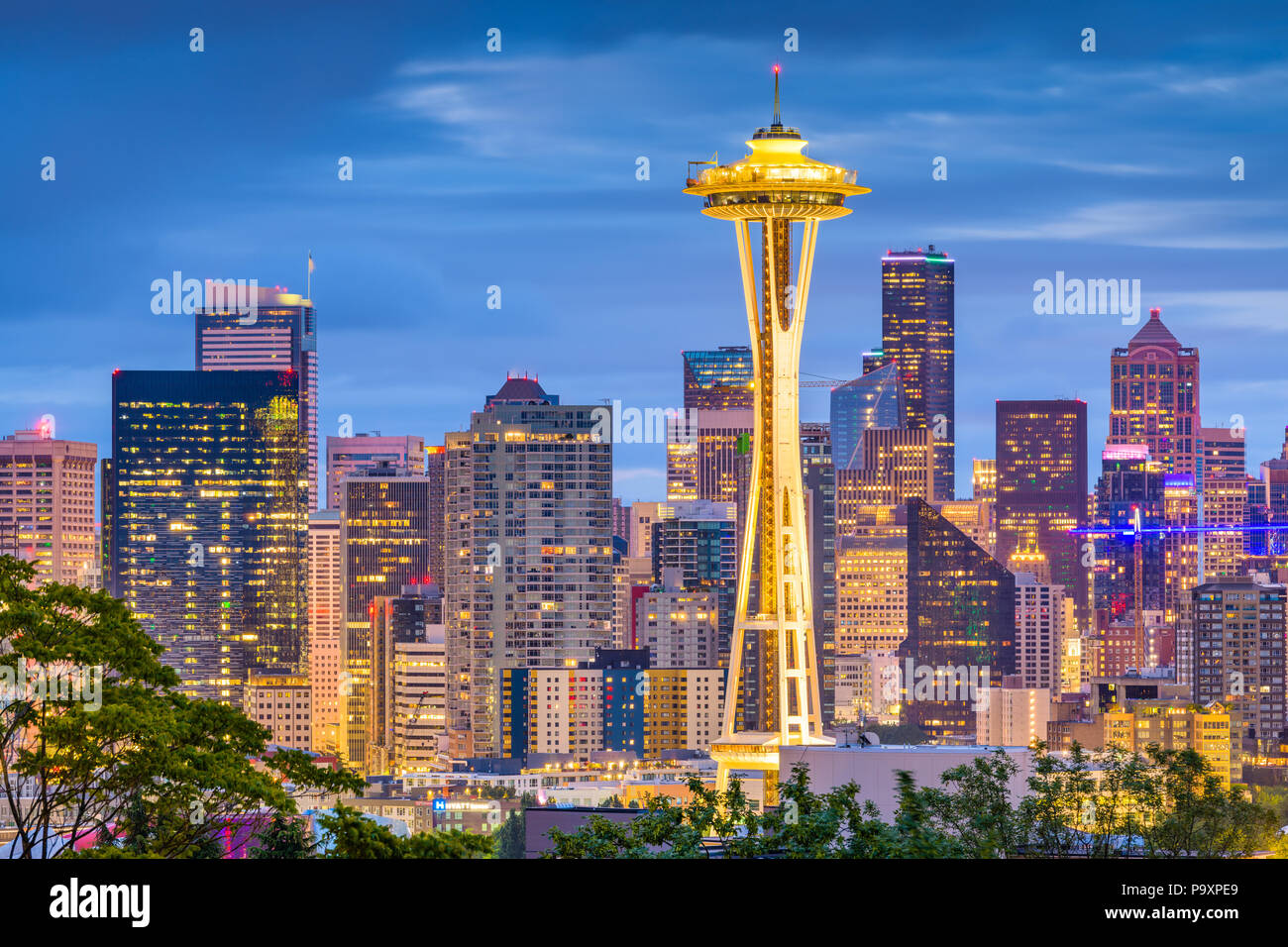 SEATTLE, Washington - 26. Juni 2018: Die Space Needle Türme vor der Downtown Seattle Skyline in der Dämmerung. Stockfoto