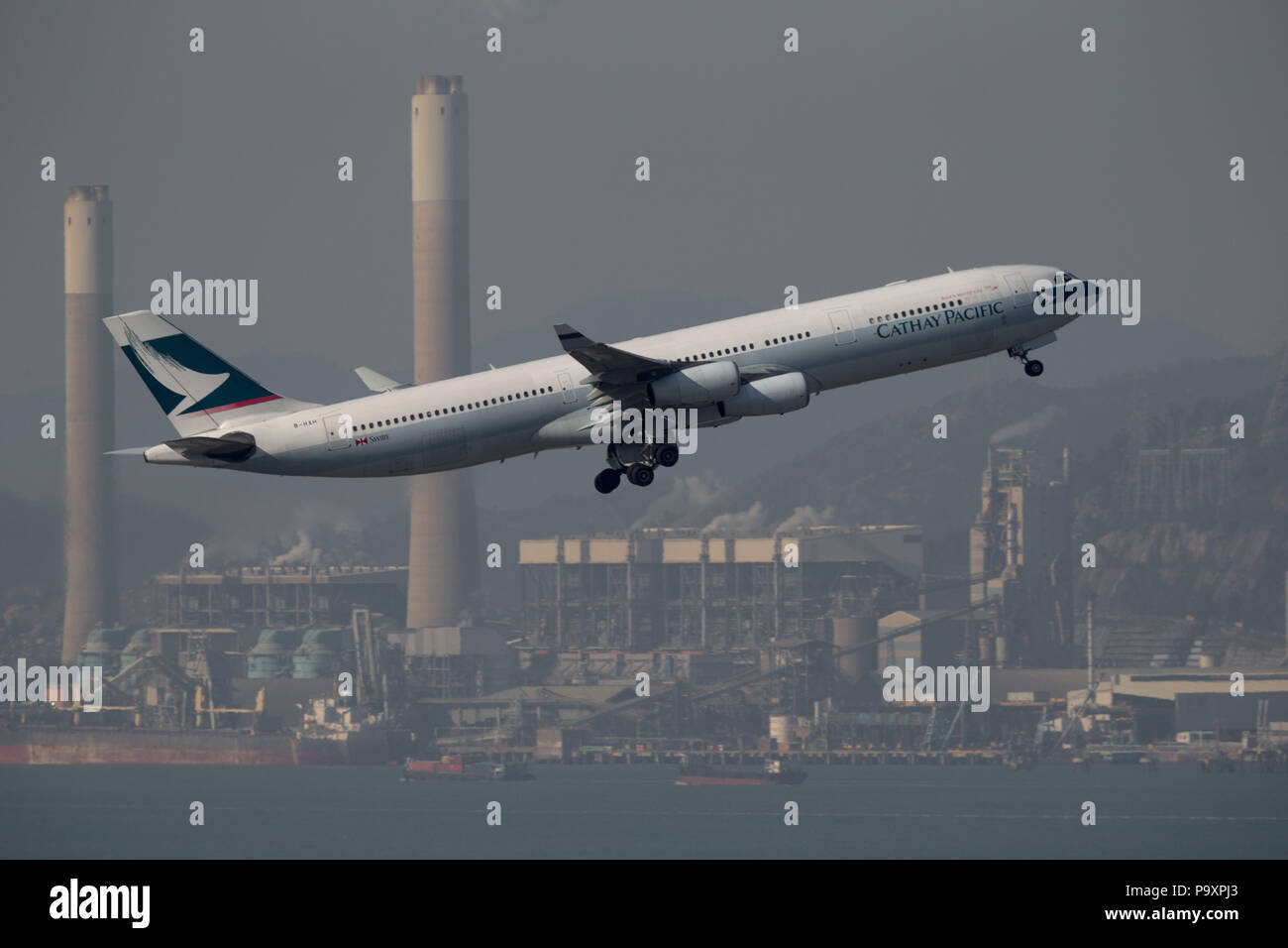 Der Airbus A340-300 zivilen jet Flugzeug von Cathay Pacific fährt zum Internationalen Flughafen Hongkong, China Stockfoto