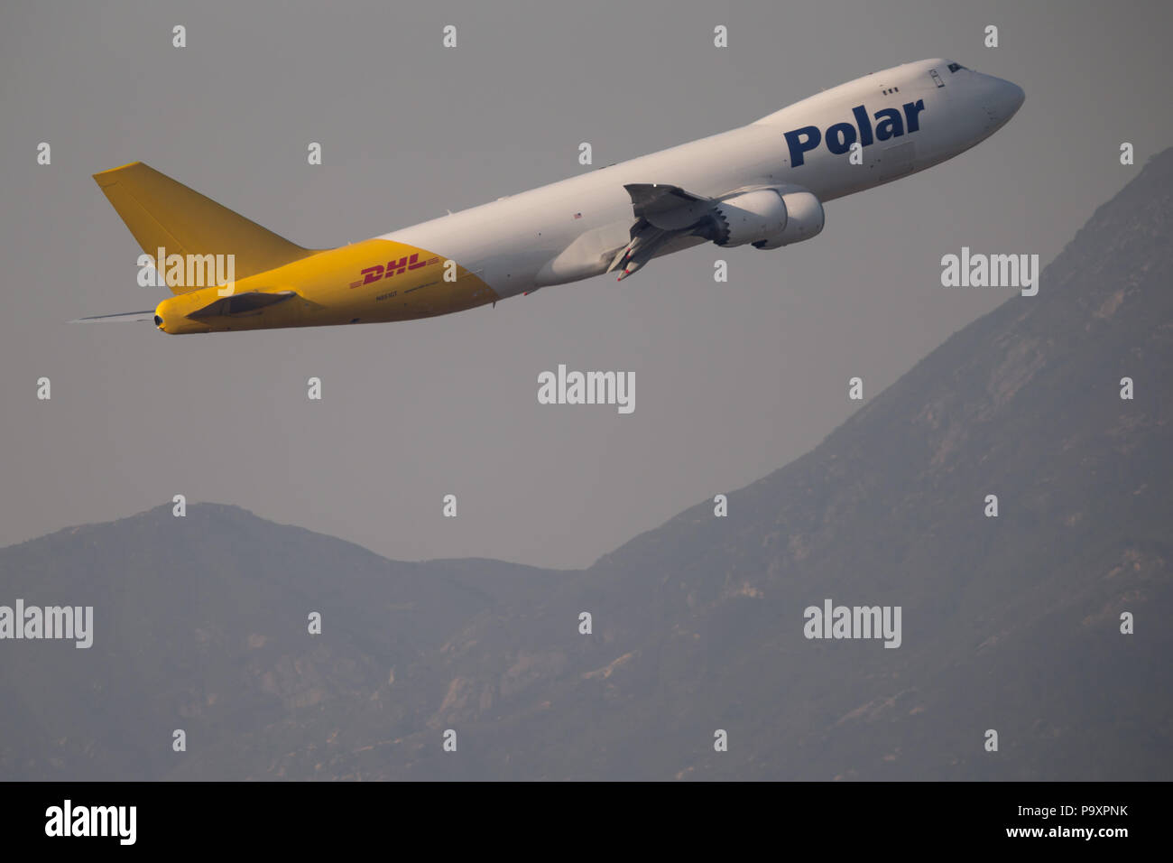 Die Boeing 747-8F Frachter Flugzeug der Polar Air Cargo tragen das Logo der DHL in der Luft nach der Abfahrt zum Internationalen Flughafen Hongkong, China Stockfoto