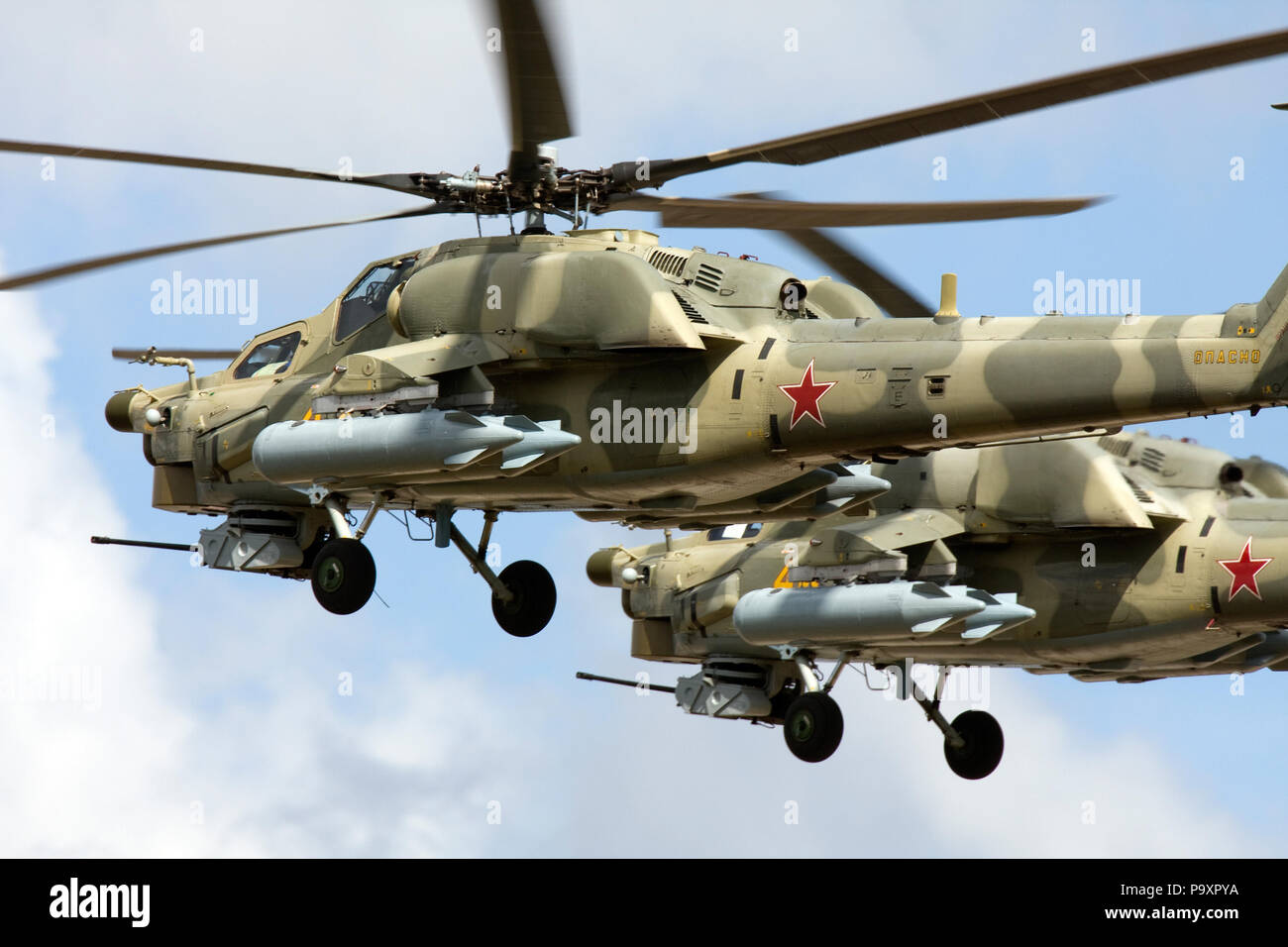 Zwei Mil Mi-28 Alle-Wetter, Tag - Nacht, Militär, Tandem, 2-sitz Anti-armor attack Hubschrauber der russischen Luftwaffe fliegen in Formation auf der MAKS airsho Stockfoto