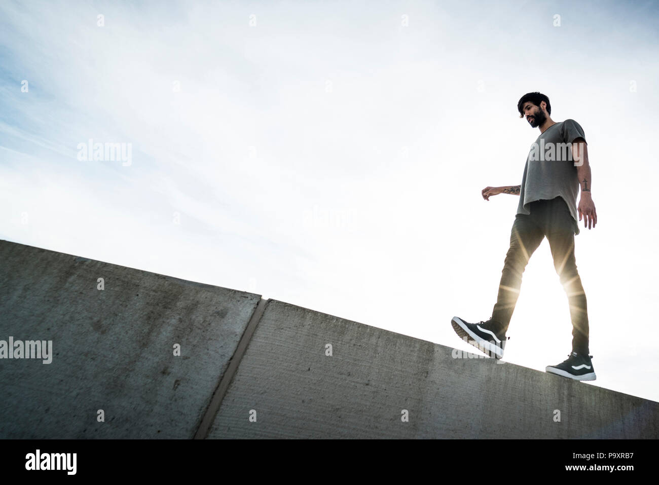 Seitenansicht der männlichen parkour Sportler Wandern auf Wand Stockfoto