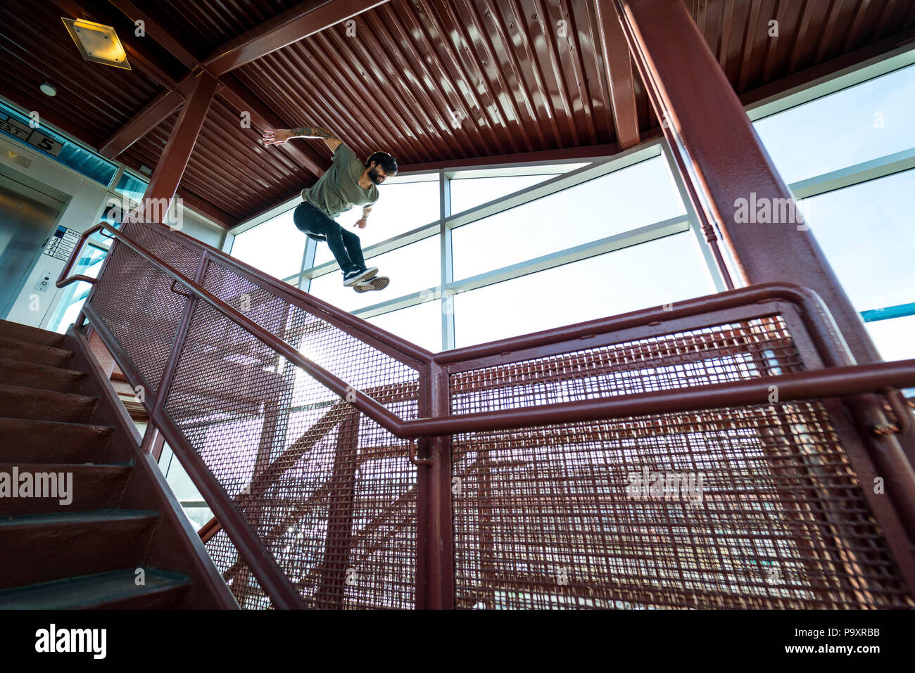Männliche parkour Athlet in der Luft springen auf der Treppen in Stadt Stockfoto