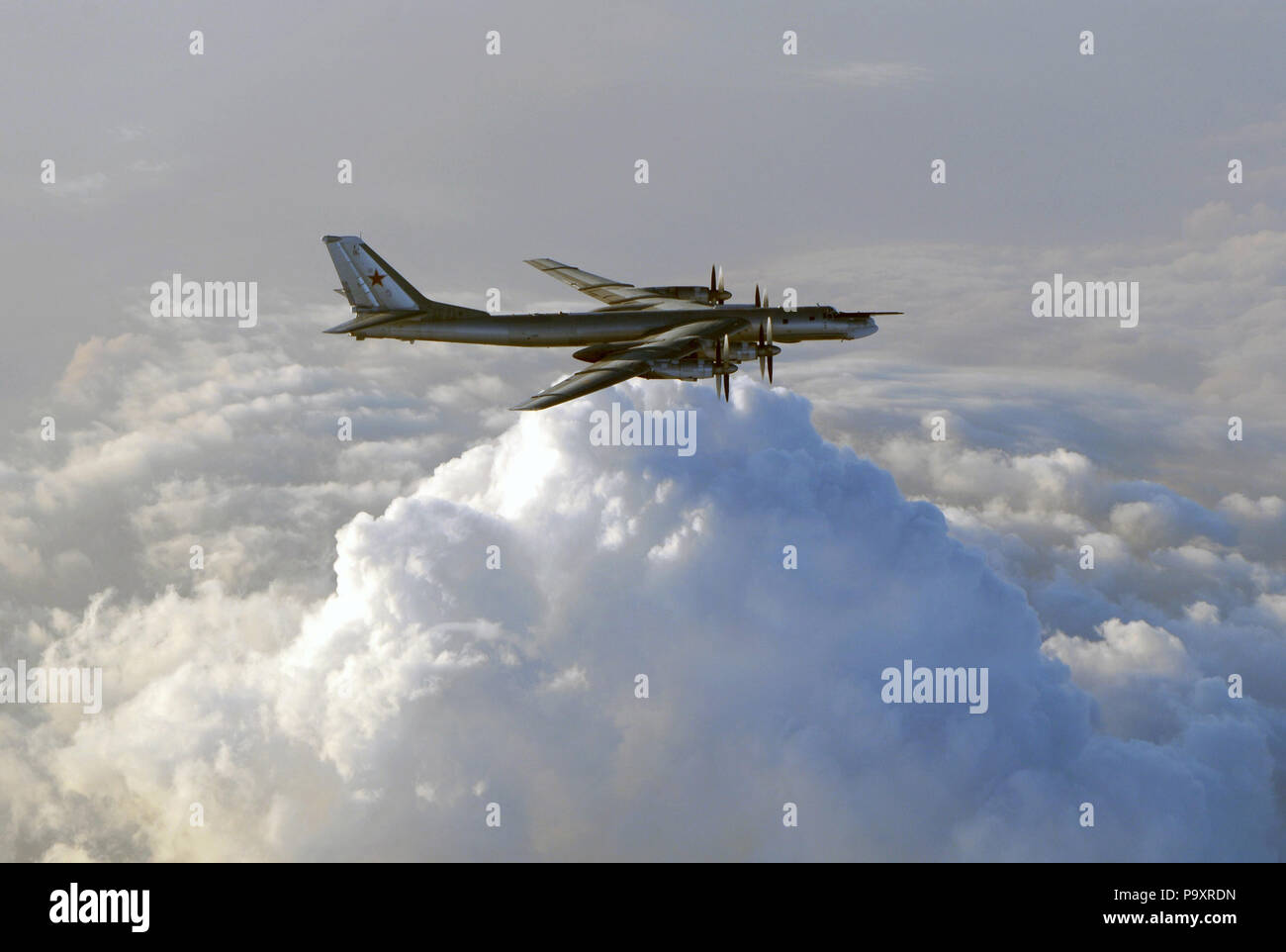 Die Tupolew Tu-95MS strategischer Bomber der russischen Luftwaffe in der Luft. Stockfoto