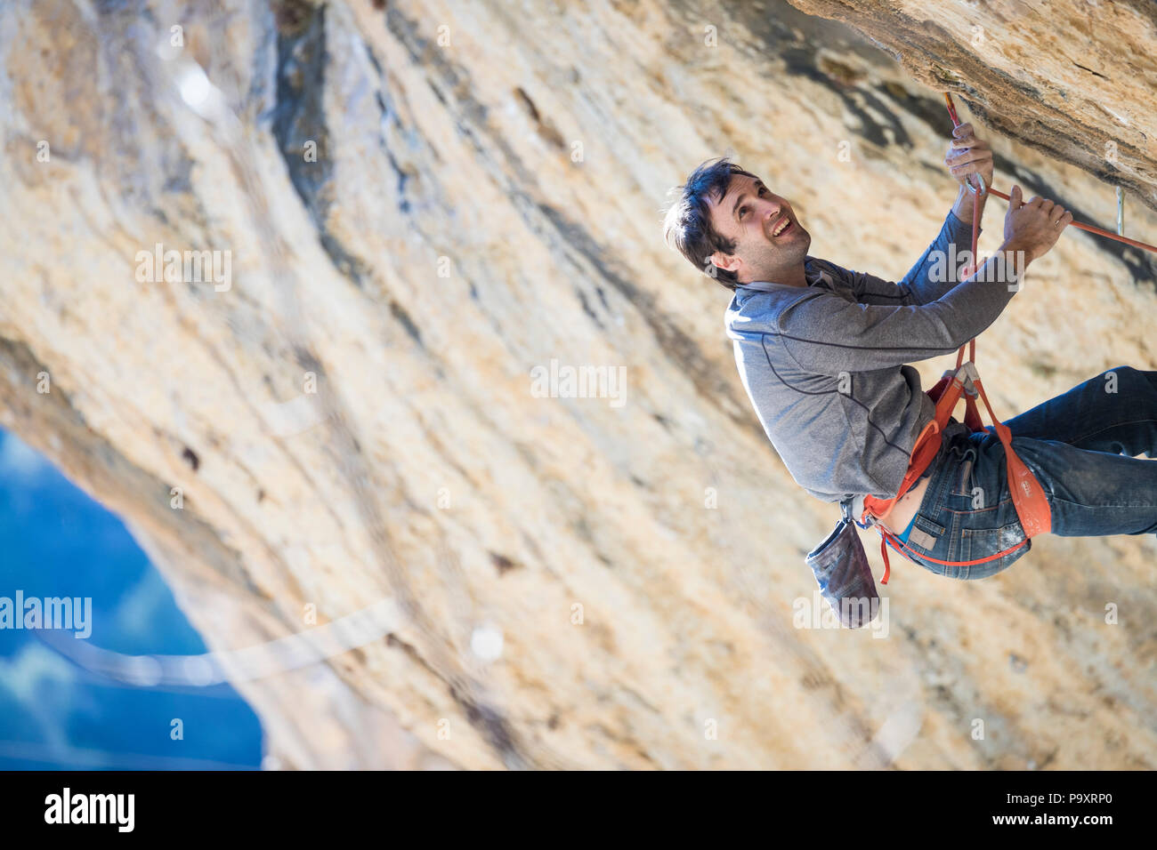 Seitenansicht des einzigen abenteuerlustige Kletterer klettern schwierige Klippe, Margalef, Katalonien, Spanien Stockfoto