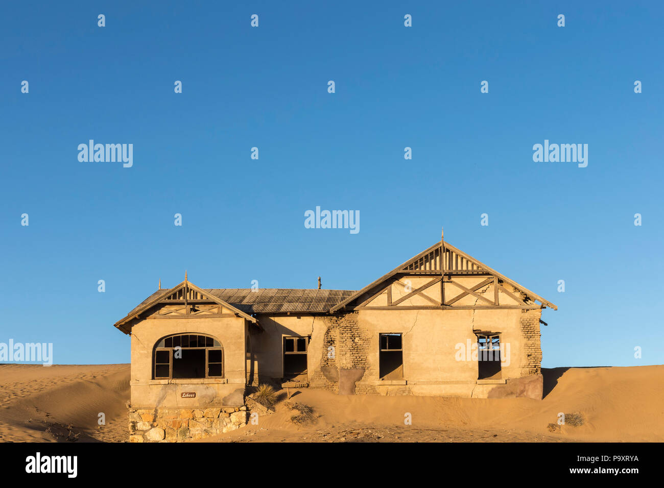 Der Schulmeister Haus, Kolmanskop, die Geisterstadt, in der Nähe von Lüderitz, Namibia, Februar 2017 Stockfoto