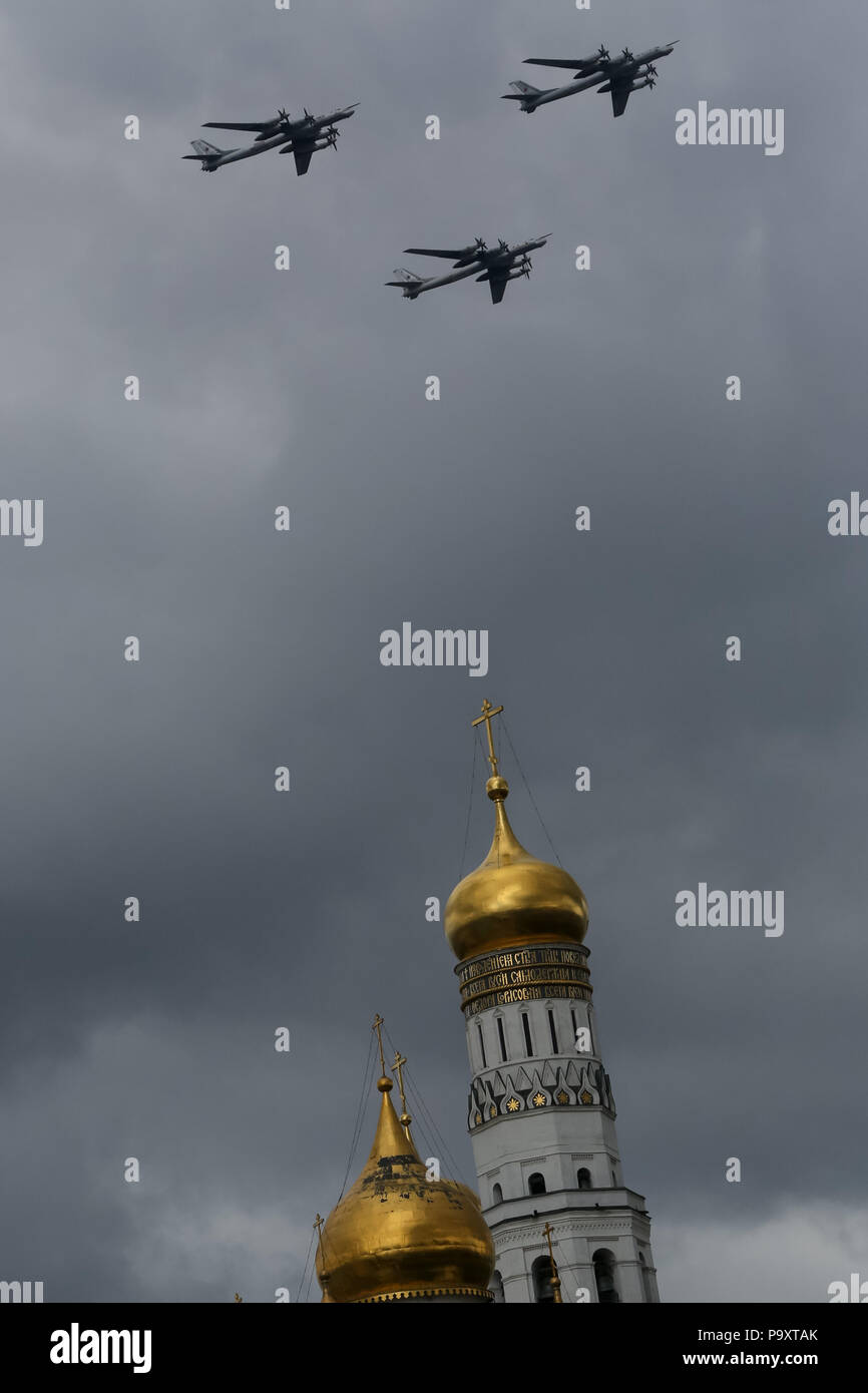 Drei Tupolew Tu-95MS-Bomber der russischen Luftwaffe fliegen in Formation über den Glockenturm "Iwan der Große" des Kreml in Moskau während der Probe für die Stockfoto