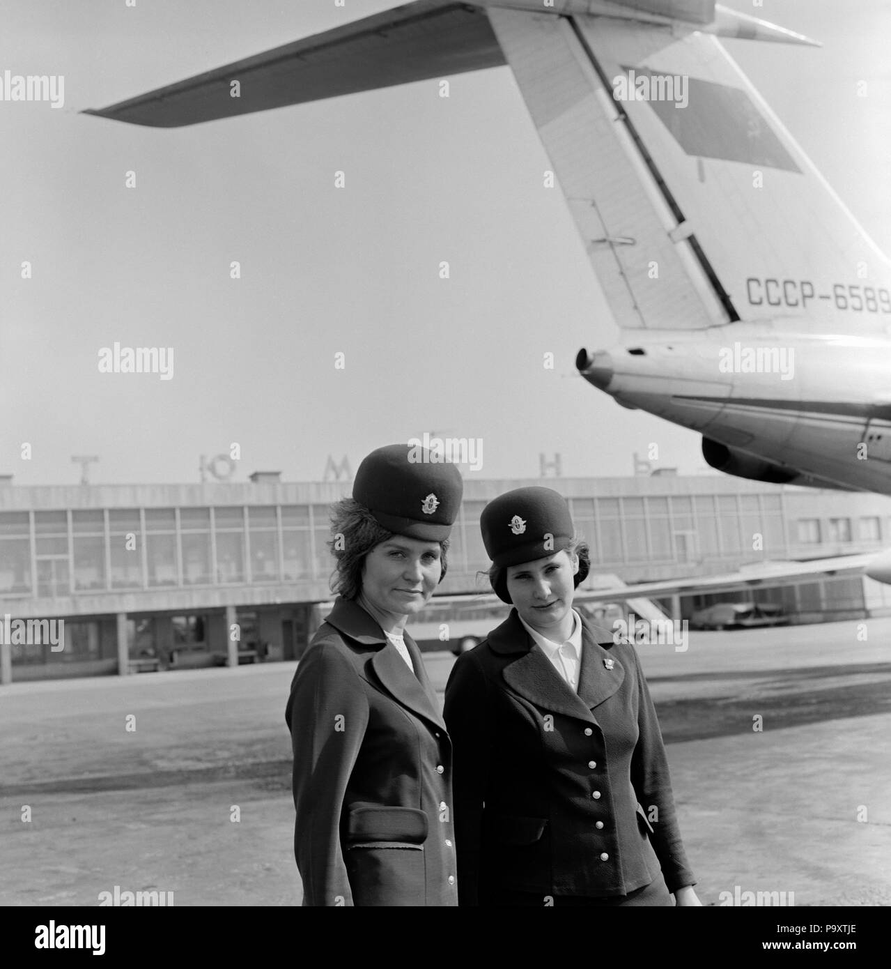 Zwei Flugbegleiter der Sowjetischen Aeroflot Fluggesellschaften tragen einheitliche des Unternehmens dargestellt am Flughafen Roschino, Tjumen, UDSSR Stockfoto