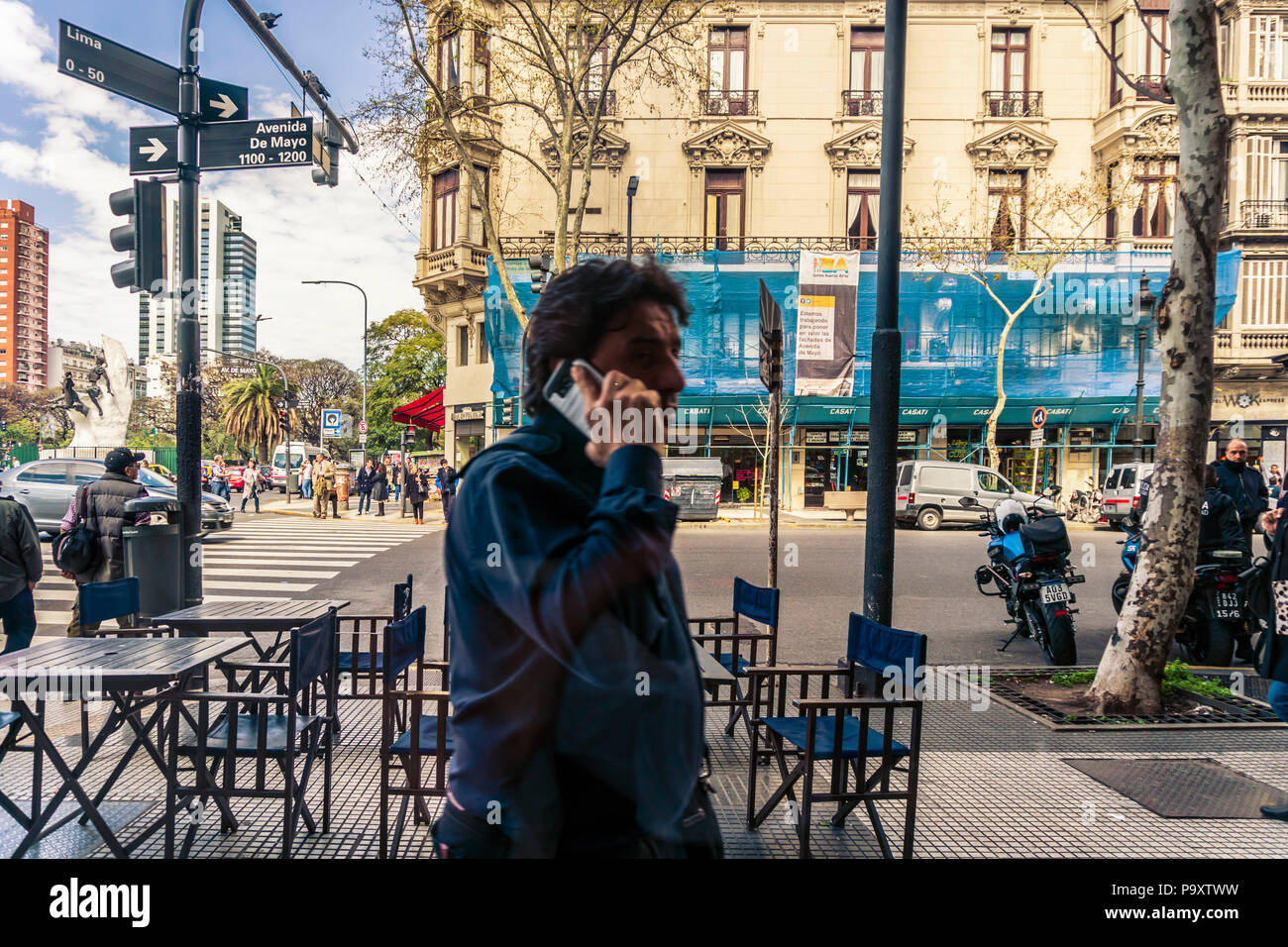 Menschen gehen auf die Straße und am Telefon sprechen, der Avenida de Mayo, Buenos Aires, Argentinien Stockfoto
