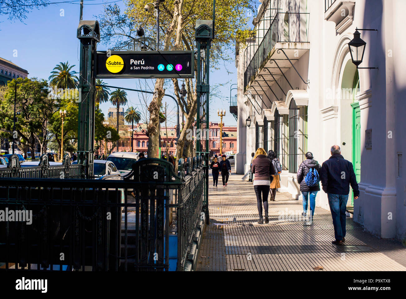 Eingang der Subte Metro und Fußgänger zu Fuß auf der Straße in Buenos Aires, Argentinien Stockfoto