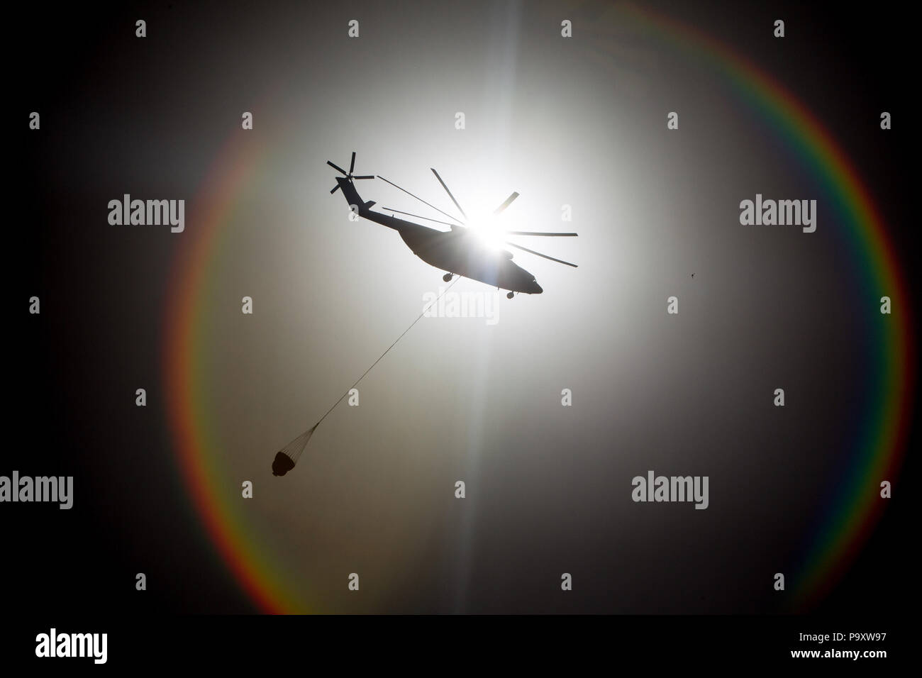 Die Silhouette der Mil Mi-26 T schweren Transporthubschrauber abgebildeten Fliegen gegen die Sonne während Rostvertol (Rostow Hubschrauber Anlage) 75-jähriges Jubiläum an Stockfoto