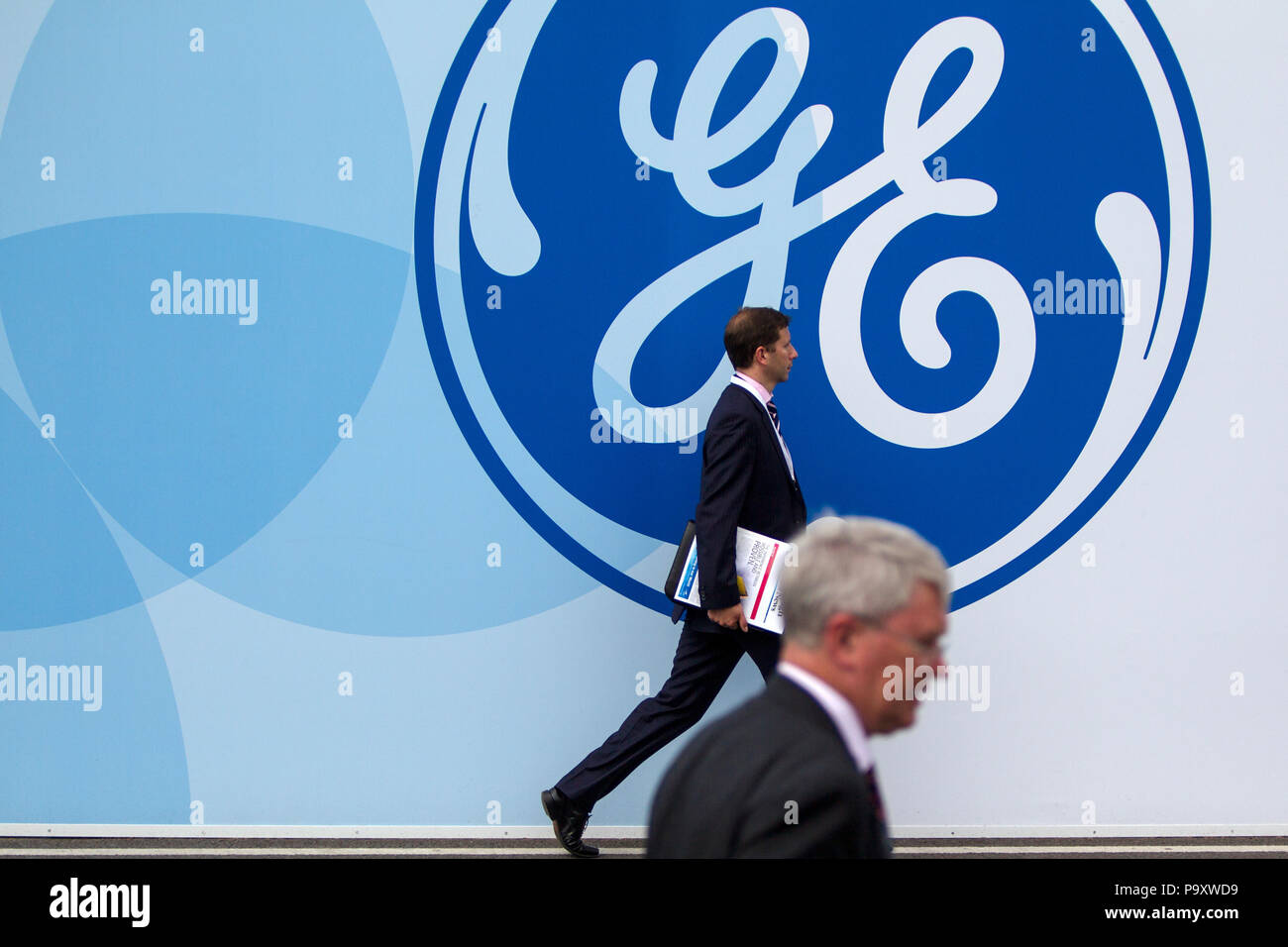 Besucher der Farnborough Airshow in der Nähe des abgebildeten Bild von General Electric Logo. General Electric (GE) ist eine US-amerikanische multinationale Konglomerat Corp. Stockfoto