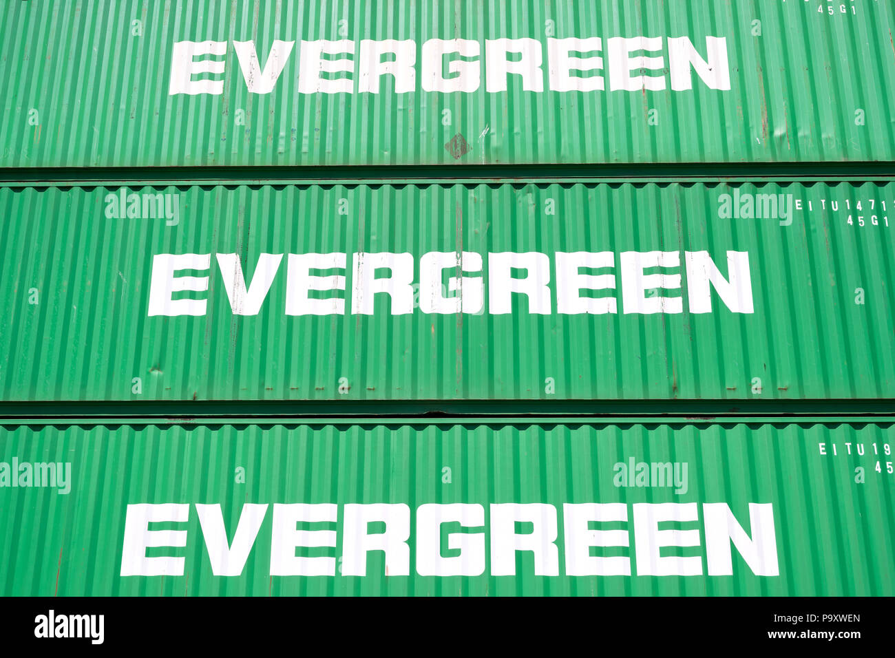 Evergreen 40 ft intermodalen Container im Hafen gestapelt. Immergrün mit Sitz in Taiwan ist eine globale containerisierte Fracht-unternehmen. Stockfoto