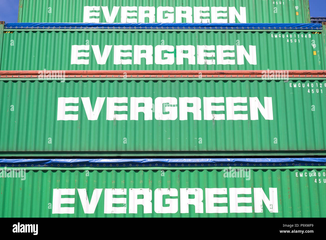 Evergreen 40 ft intermodalen Container im Hafen gestapelt. Immergrün mit Sitz in Taiwan ist eine globale containerisierte Fracht-unternehmen. Stockfoto