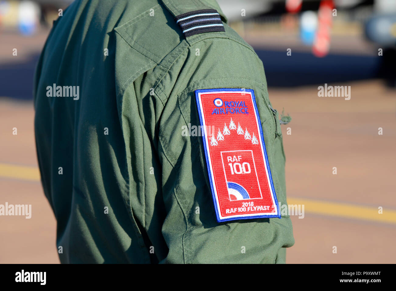 Royal Air Force RAF Pilotenbesatzung mit Patch für den hundertjährigen Fliegenflug der RAF100 über London, bei der Royal International Air Tattoo RIAT 2018, RAF Fairford, Großbritannien Stockfoto
