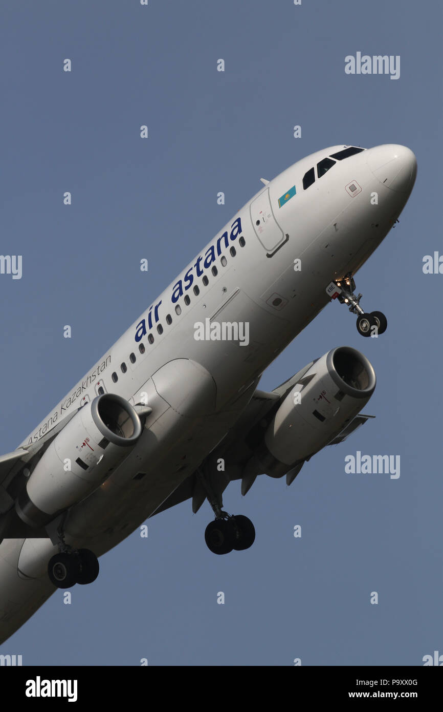 Luft astana airbus a320 Fotos und Bildmaterial in hoher Auflösung Alamy