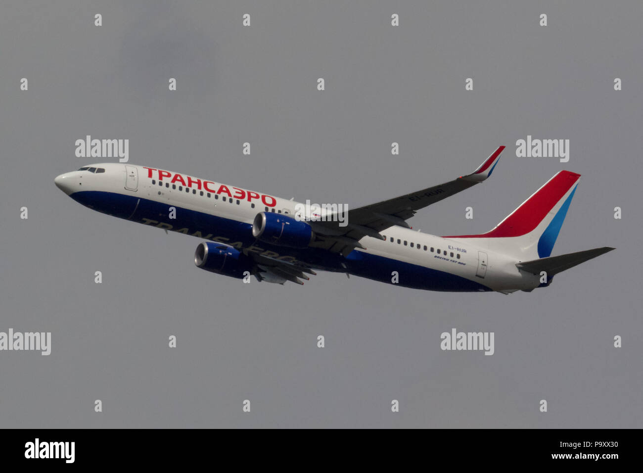 Die Boeing 737-800 von "Transaero" tragen neue Farbgebung und der Fluggesellschaft Identität in der Luft. Die Fluggesellschaft Konkurs im Jahr 2015 aufgrund der finanziellen inst Stockfoto