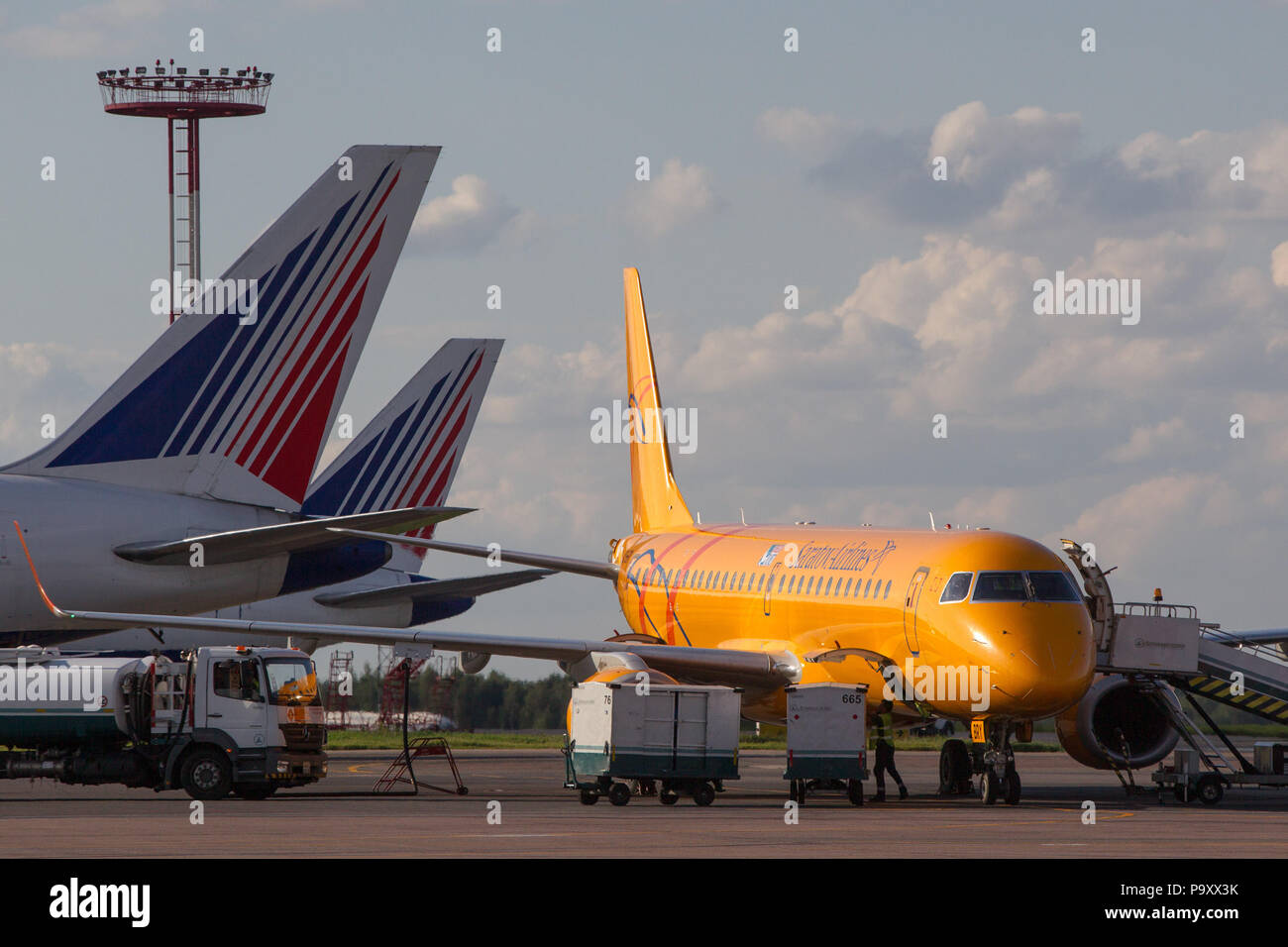 Die Embraer-195 von Saratov Airlines abgebildet auf dem Rollfeld des Flughafen Domodedovo, Moskauer Gebiet, Russland Stockfoto