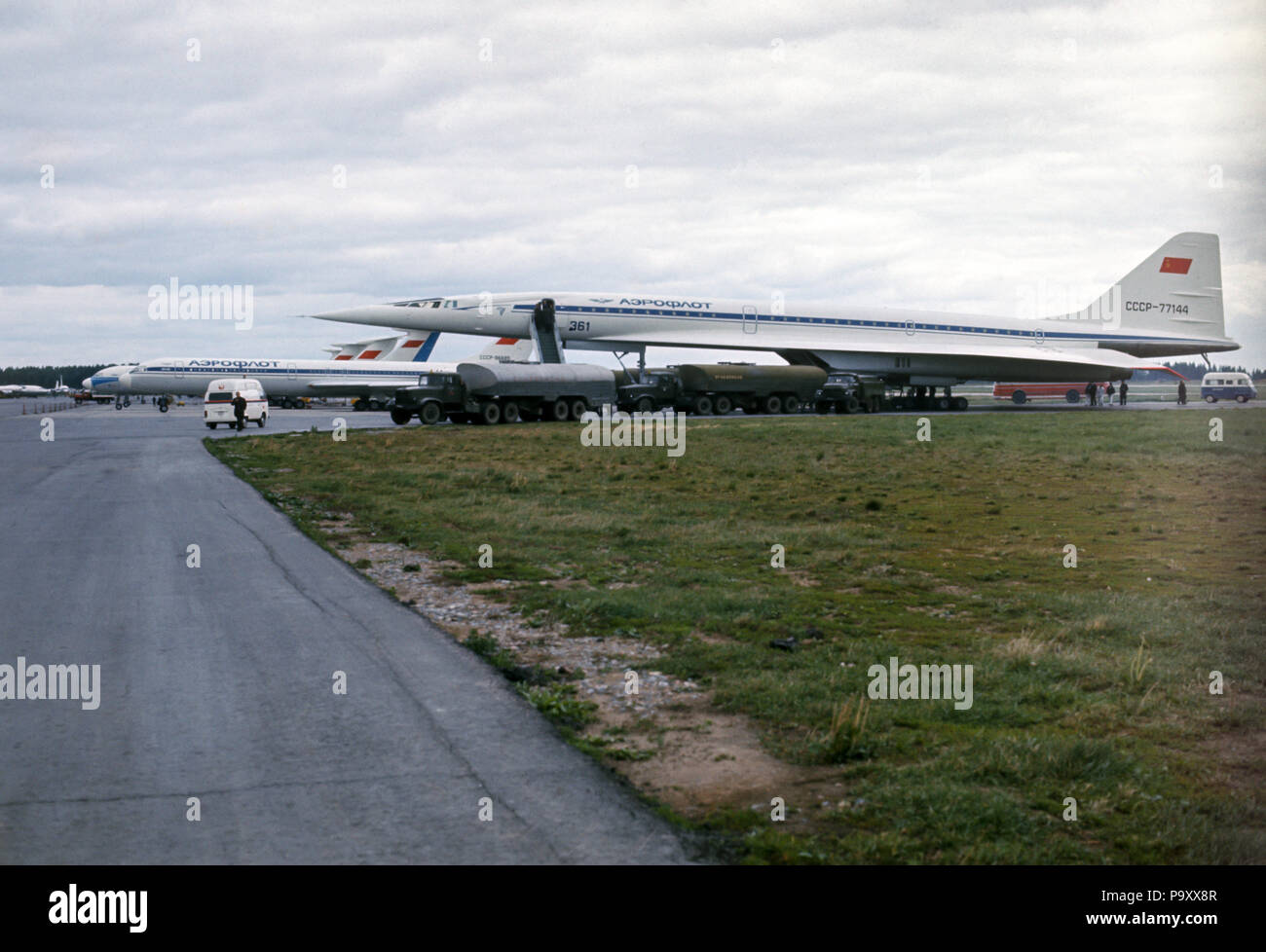 Die Tupolew Tu-144 registriert CCCP -77144 abgebildet auf eine Rampe von Moscow-Sheremetyevo Flughafen vor dem Abflug für 31 Paris Airshow, Frankreich. Stockfoto