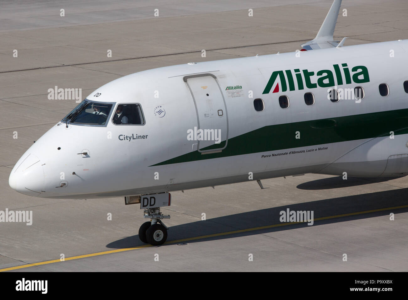 Die Embraer-190 von Alitalia am Zürcher Flughafen Kloten, der größten internationalen Flughafen der Schweiz und das wichtigste Drehkreuz der Swiss International Ai Stockfoto