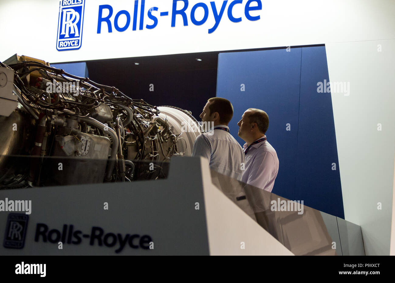 Besucher untersuchen eine Rolls-Royce-Triebwerke auf der internationalen Luftfahrtausstellung in Farnborough, Großbritannien Stockfoto