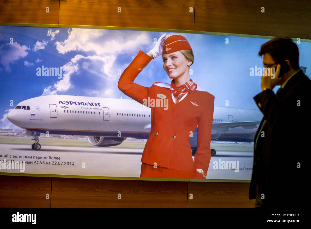 Werbung Installation zu Aeroflot Russian Airlines, Boeing-777 und ein Flugbegleiter auf eine Wand der Flughafen Sheremetyevo, Mos gewidmet Stockfoto