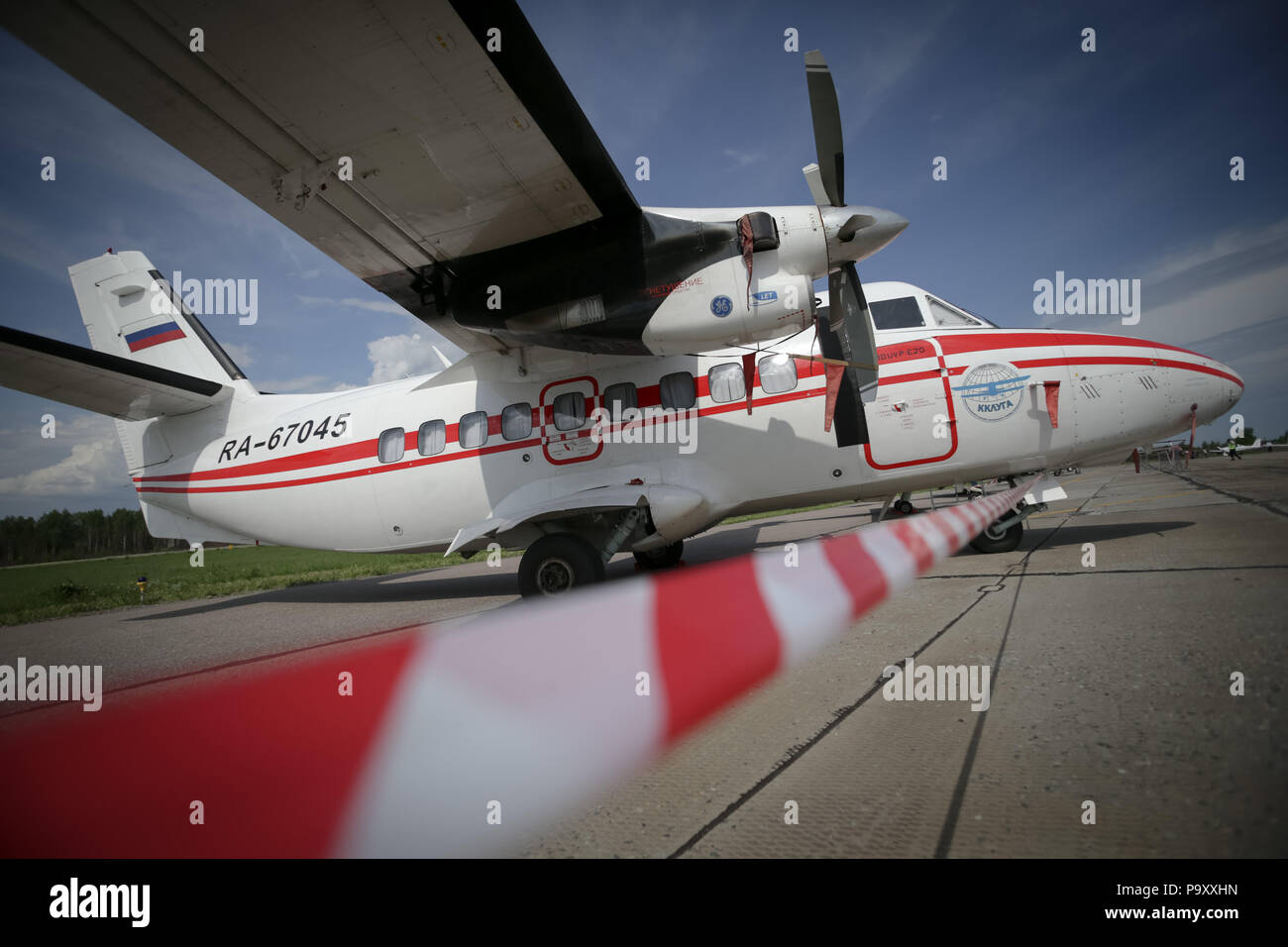 Die Let L-410 UVP-E 20 turboprop Flugzeug der zivilen Luftfahrt Krasnokutsk Hochschule an Aviaregion-2016 Ausstellung im Flughafen Tunoshna angezeigt, Jaroslawl, Stockfoto