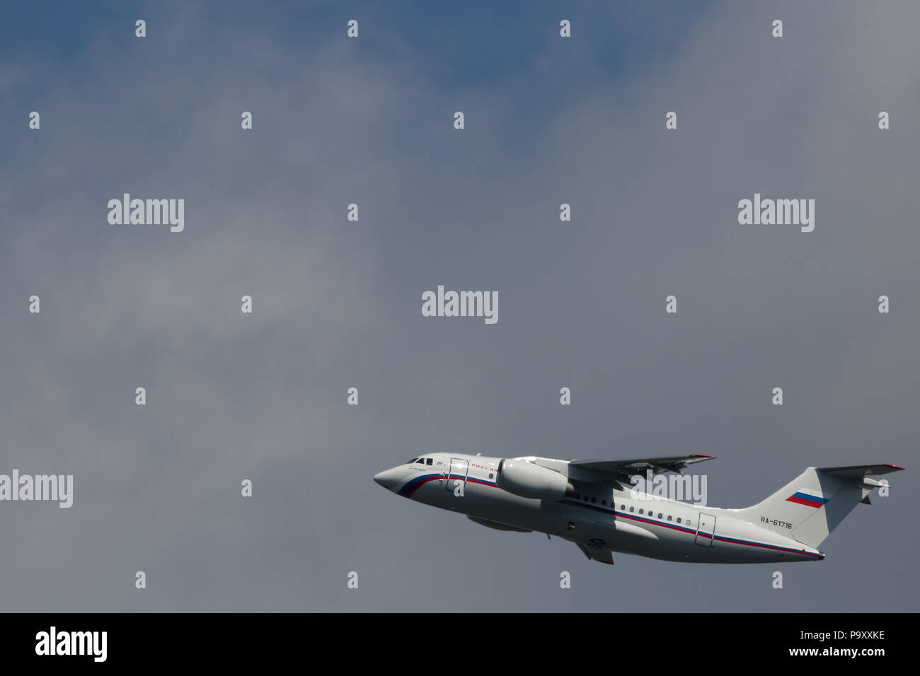 Eine TheAntonov -148-100 jet Flugzeug der staatlichen Fluggesellschaft Rossija - spezielle Flight Squadron in der Luft. Stockfoto