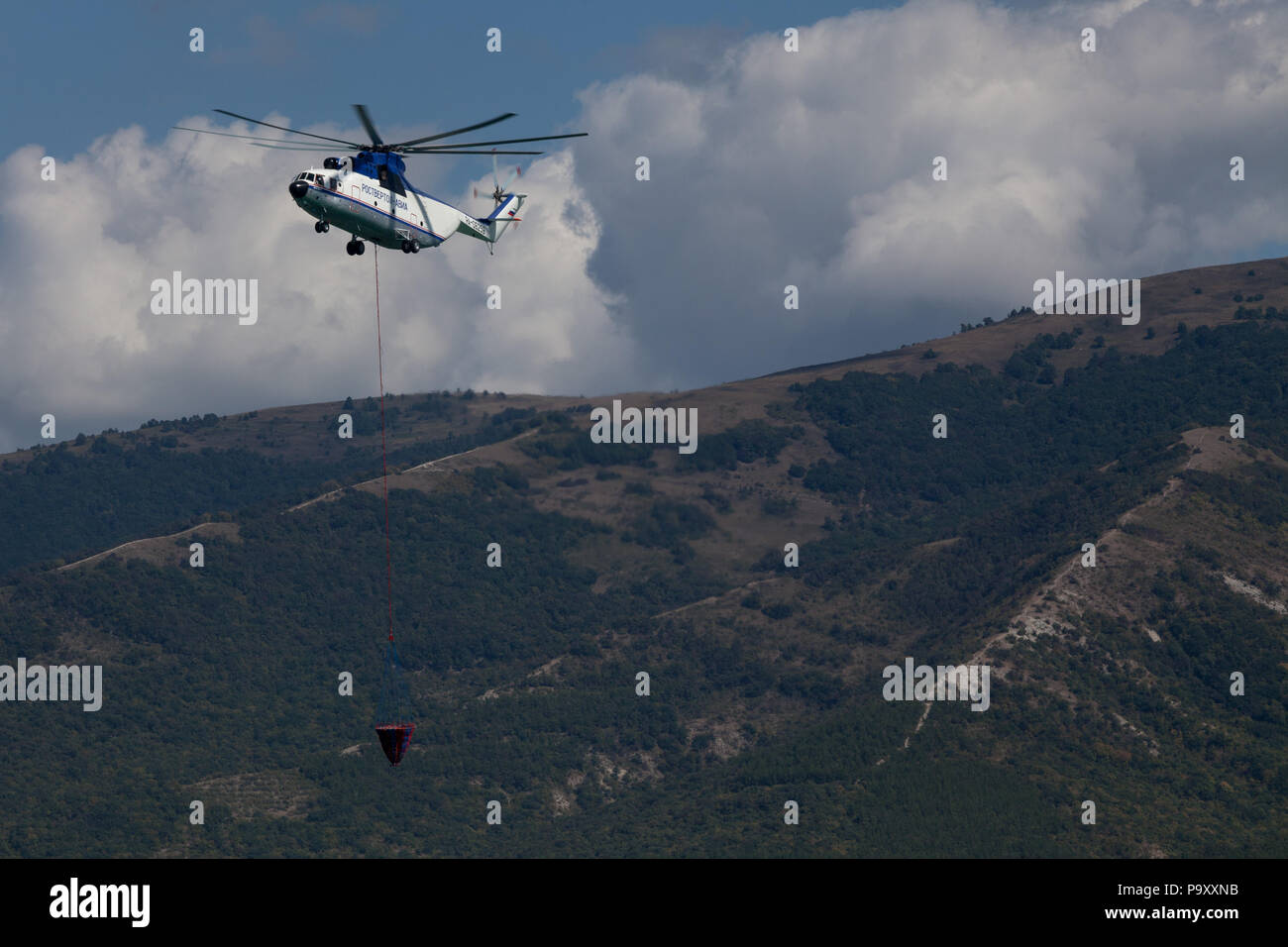 Der Mil Mi-26 T schweren Helikopter mit einem Feuerwehrmann Gerät während der Hydro Airshow 2012 in Gelendschik, Russland fliegt. Stockfoto