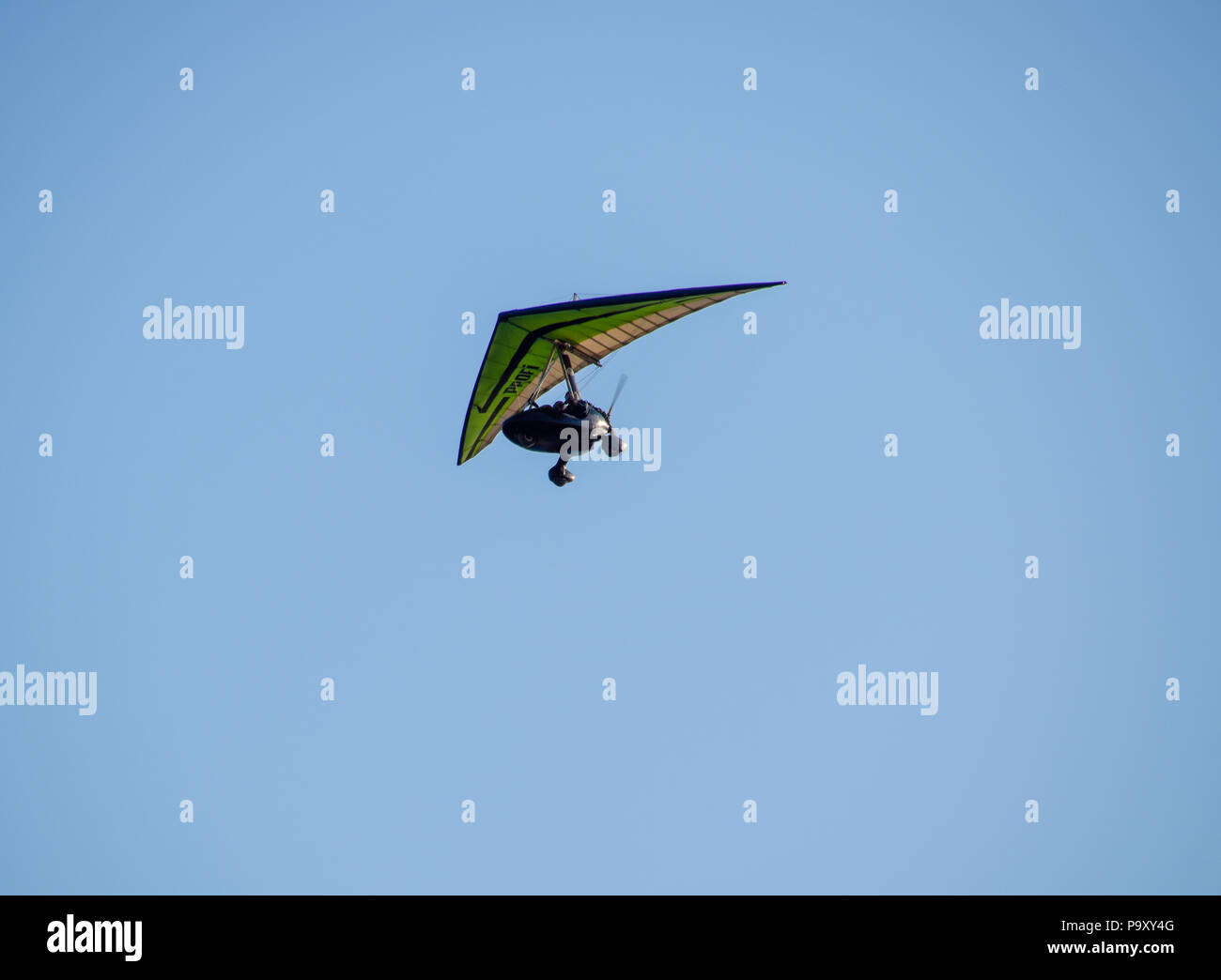 Blagoveshchenskaya, Russland - Juli 8, 2018: Trike, Fliegen in den Himmel mit zwei Personen. Extreme Unterhaltung Reisende. Eine fliegende Hängegleiter mit einem Moto Stockfoto