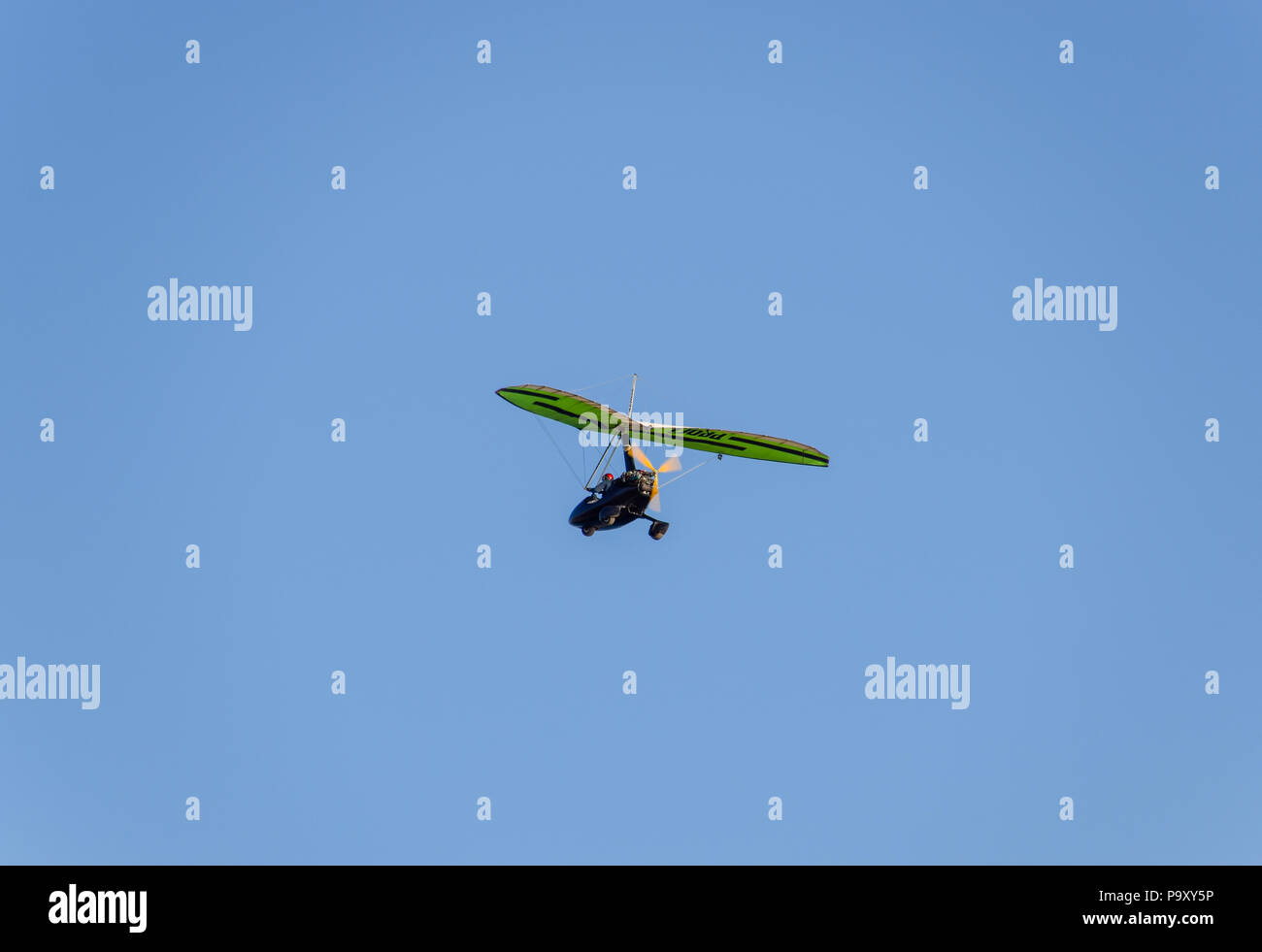 Blagoveshchenskaya, Russland - Juli 8, 2018: Trike, Fliegen in den Himmel mit zwei Personen. Extreme Unterhaltung Reisende. Eine fliegende Hängegleiter mit einem Moto Stockfoto