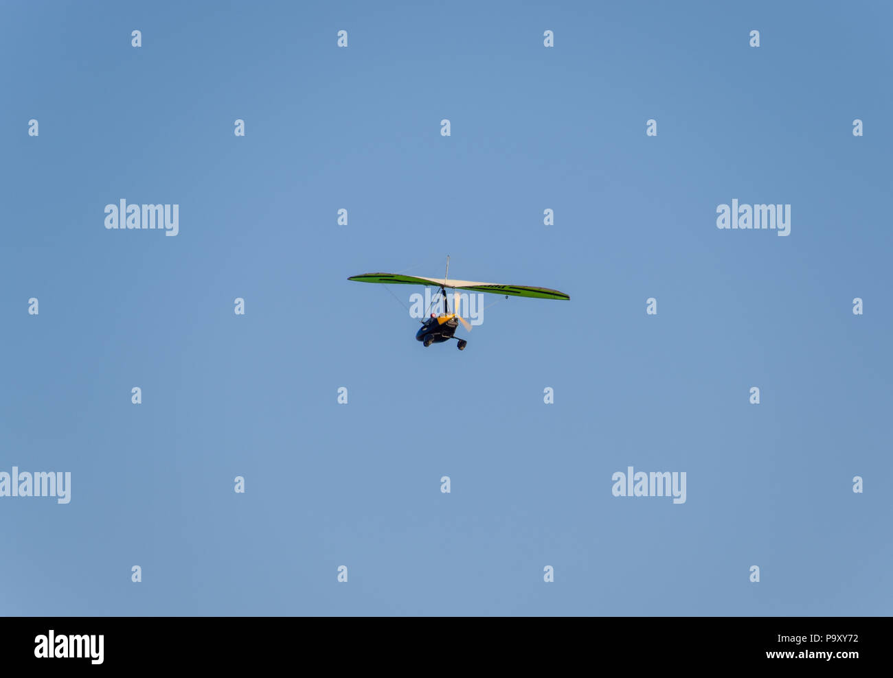 Blagoveshchenskaya, Russland - Juli 8, 2018: Trike, Fliegen in den Himmel mit zwei Personen. Extreme Unterhaltung Reisende. Eine fliegende Hängegleiter mit einem Moto Stockfoto
