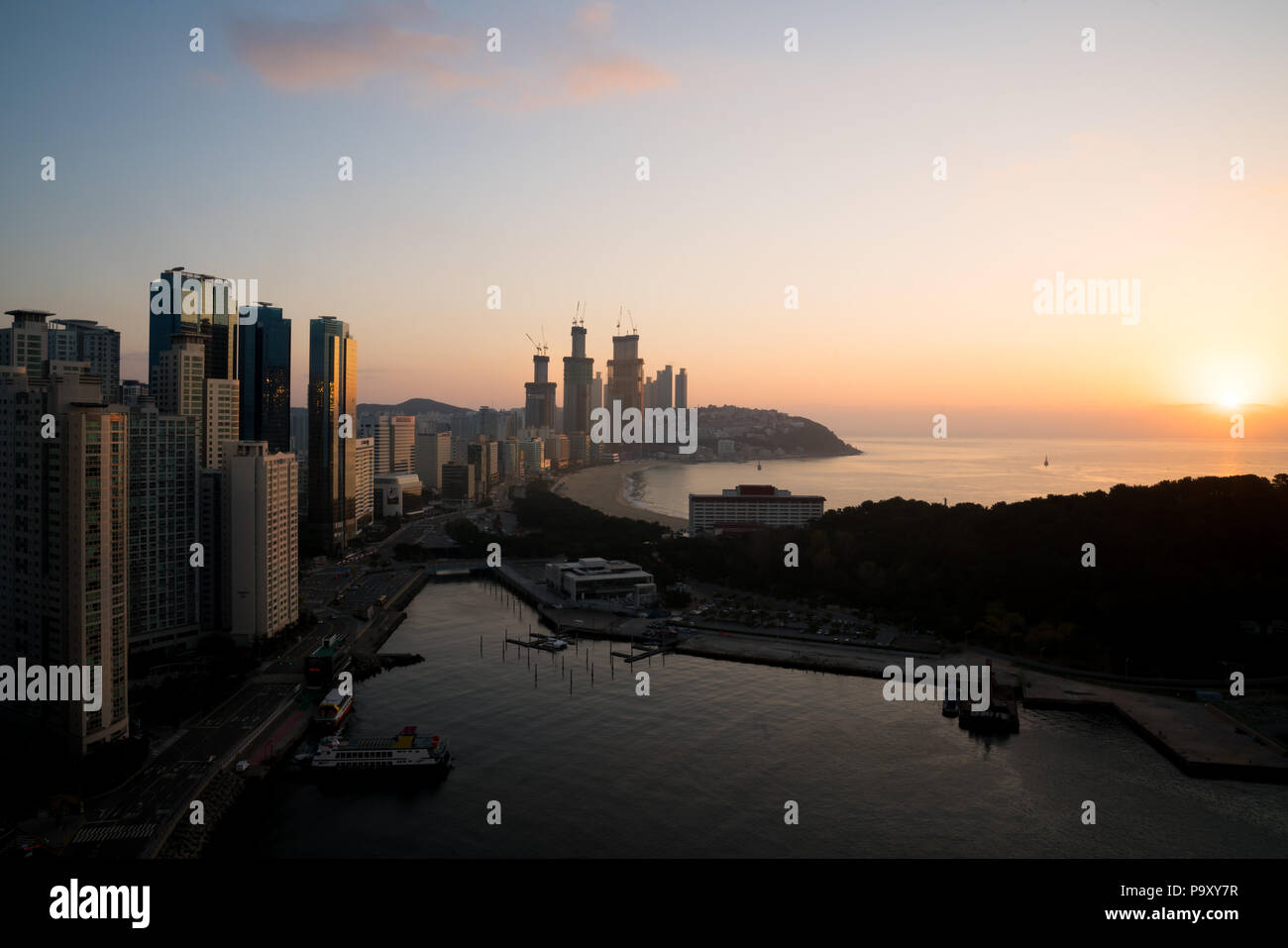 Sonnenaufgang am Haeundae Beach in Busan. Haeundae Beach ist der beliebteste Strand in Busan in Südkorea. Stockfoto