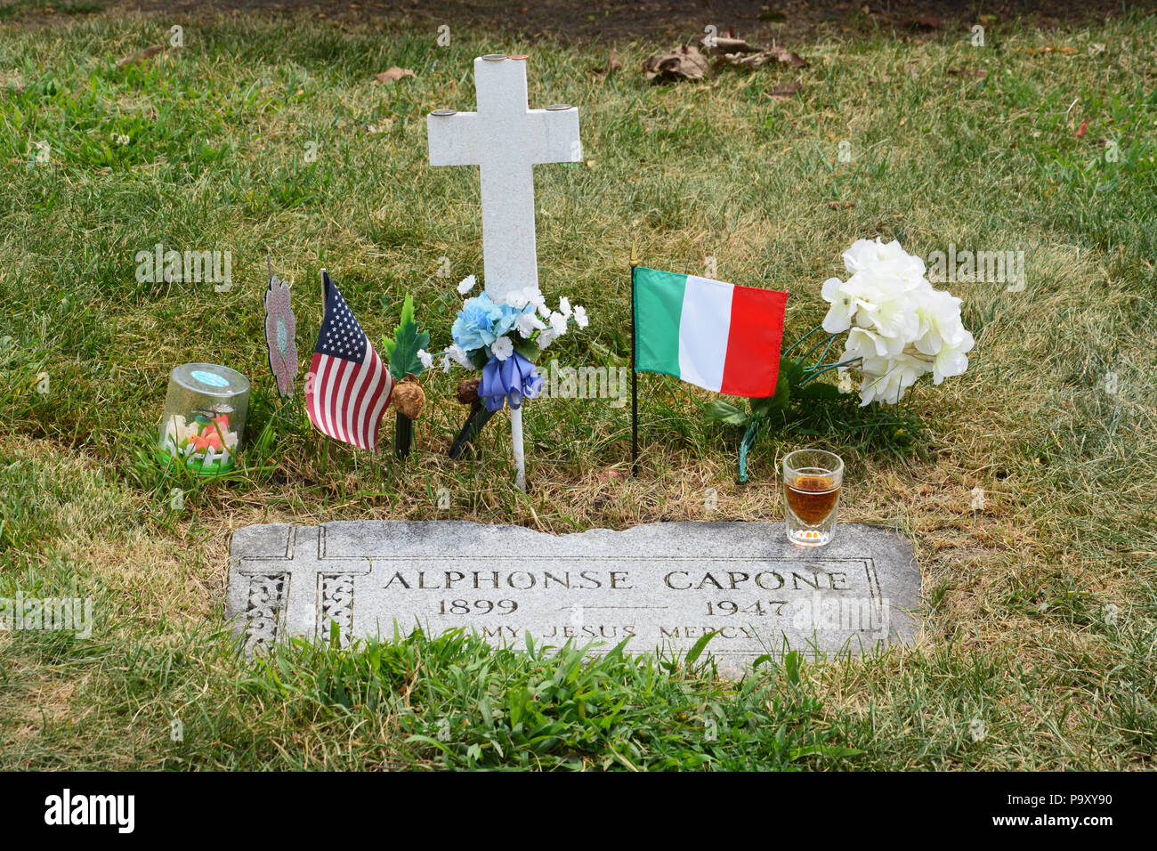 Besucher verlassen Tribute an den Grabstein von 1920 in Chicago Gangster Al Capone am Mount Carmel Cemetery in Vorstadt Hillside Stockfoto
